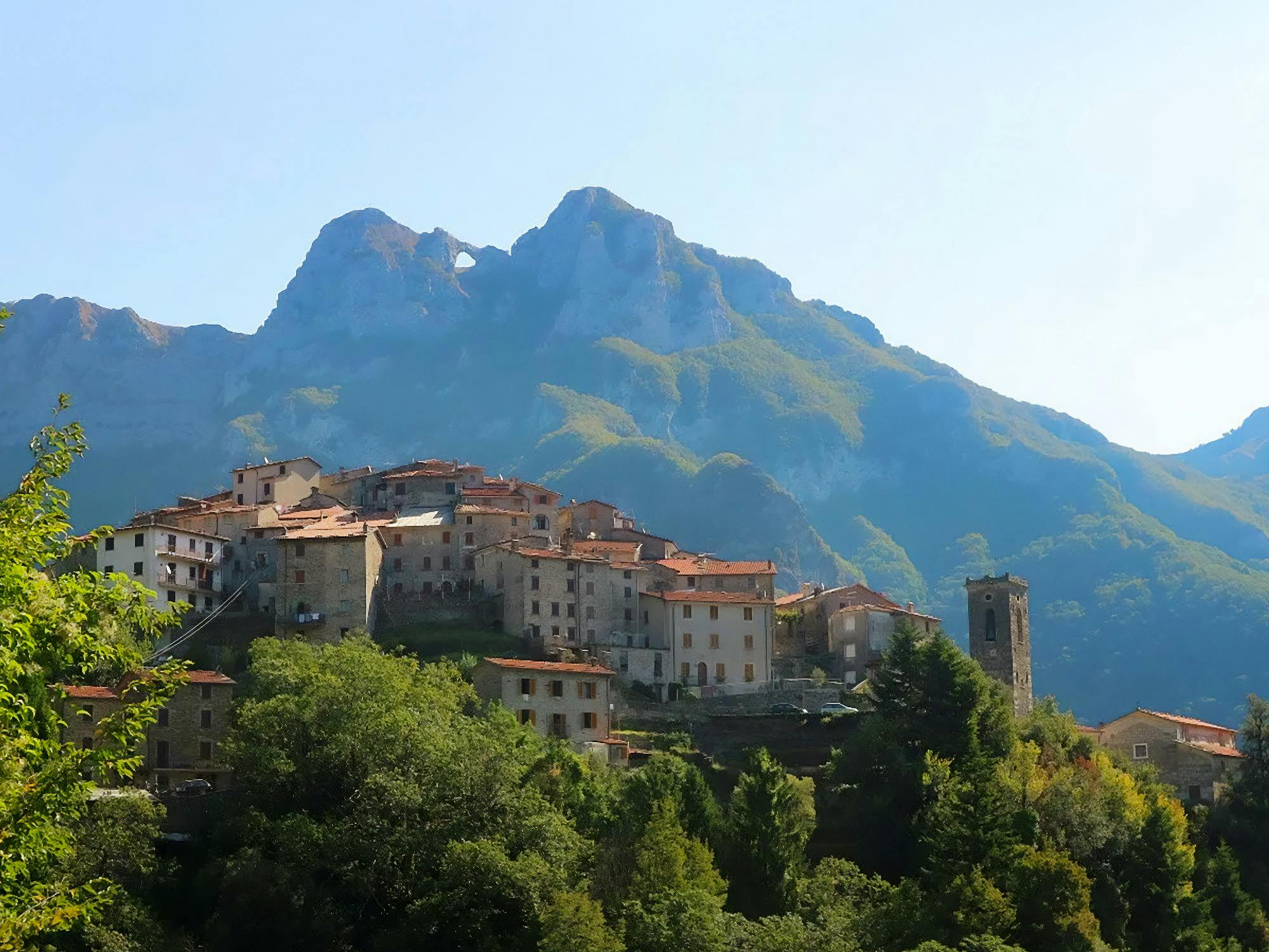 Il caratteristico borgo di Pruno. Sullo sfondo il monte Frato