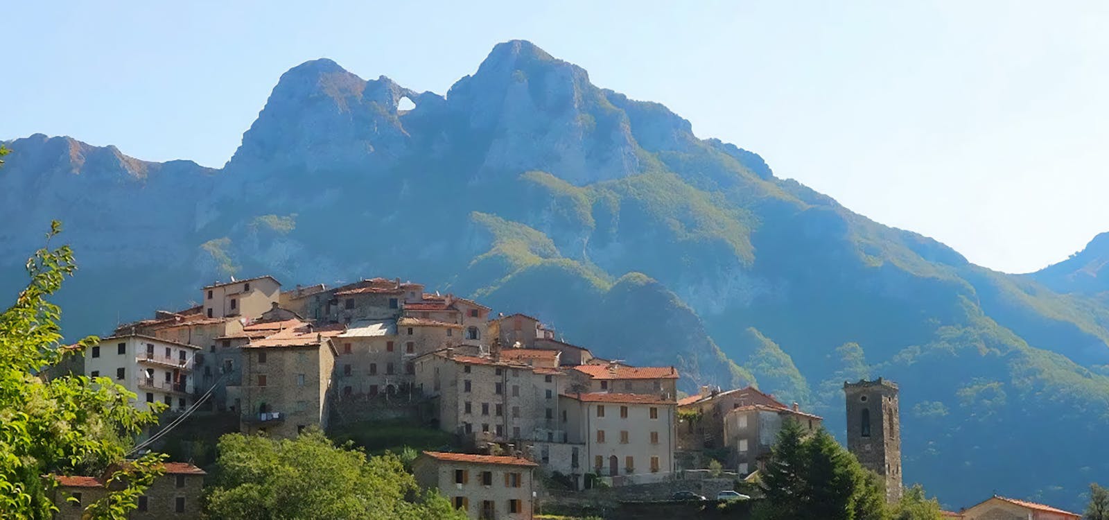Il caratteristico borgo di Pruno. Sullo sfondo il monte Frato Il caratteristico borgo di Pruno. Sullo sfondo il monte Frato