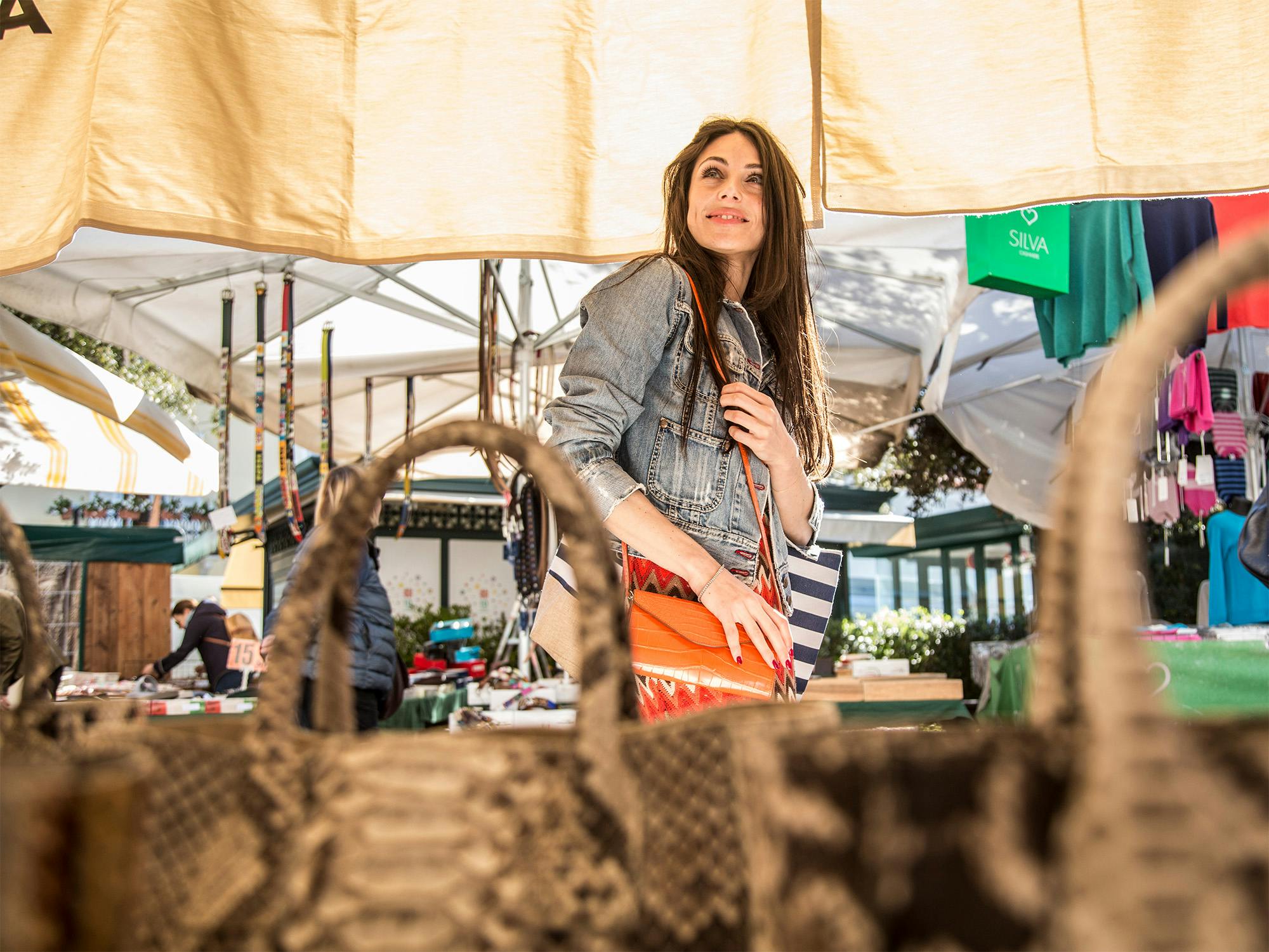 Al mercato del mercoledì in piazza Marconi