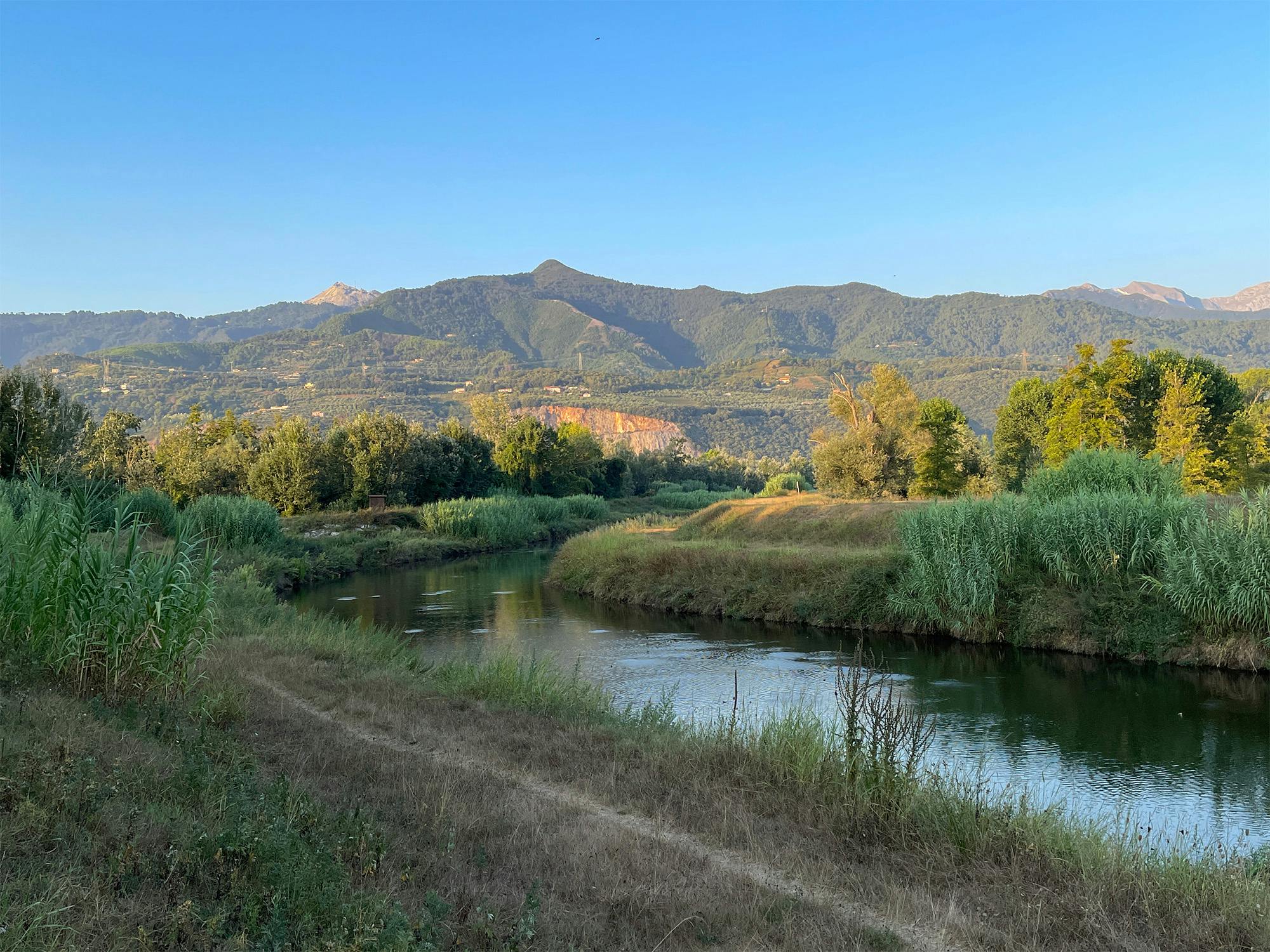 L'ansa del fiume Versilia in prossimità del Lago di Porta