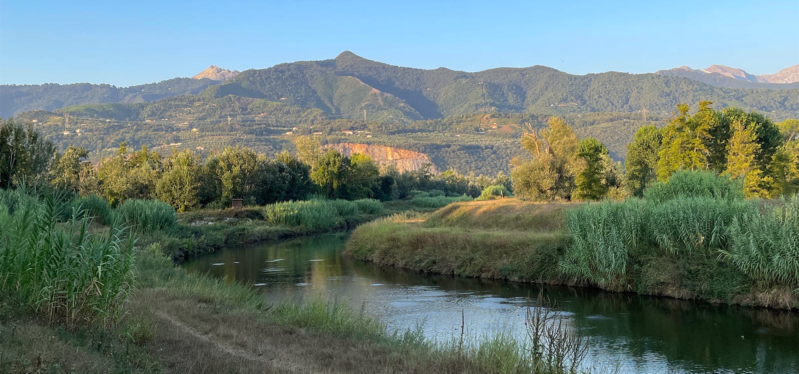 L'ansa del fiume Versilia in prossimità del Lago di Porta L'ansa del fiume Versilia in prossimità del Lago di Porta