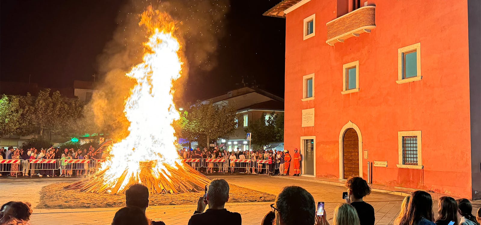 La tradizionale Focata alla vigilia di Sant'Ermete La tradizionale Focata alla vigilia di Sant'Ermete
