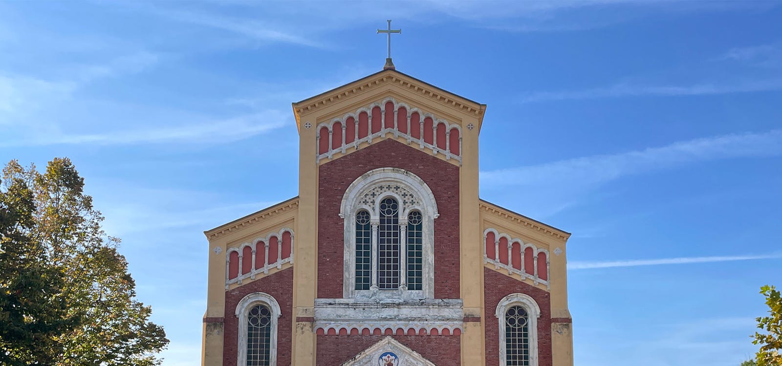 La chiesa di San Francesco a Vittoria Apuana La chiesa di San Francesco a Vittoria Apuana