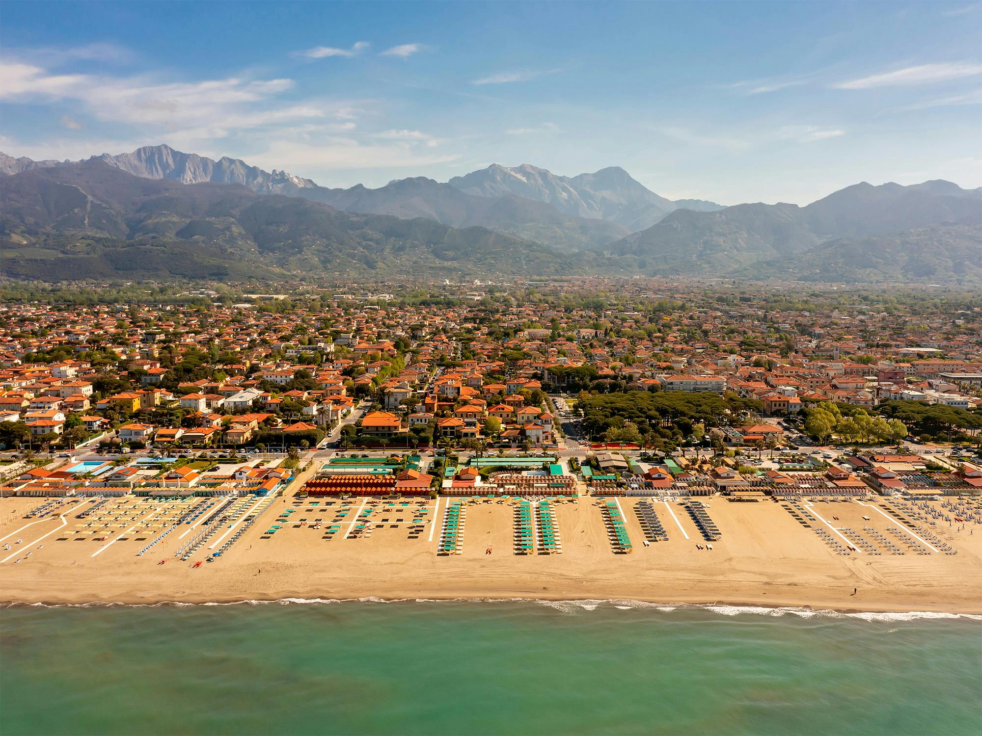 Veduta aerea di Forte dei Marmi con le Apuane sullo sfondo