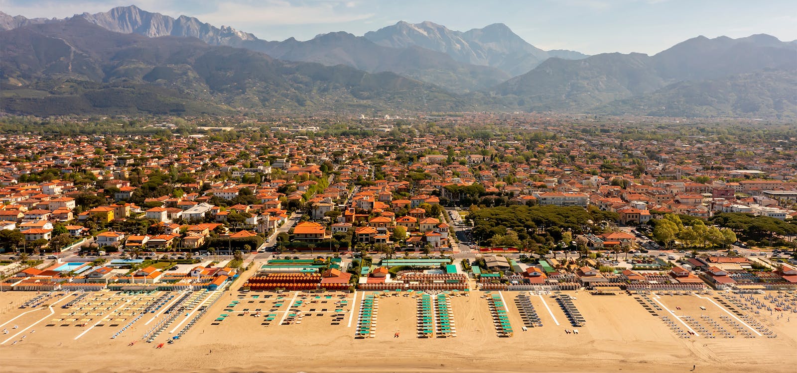 Veduta aerea di Forte dei Marmi con le Apuane sullo sfondo Veduta aerea di Forte dei Marmi con le Apuane sullo sfondo