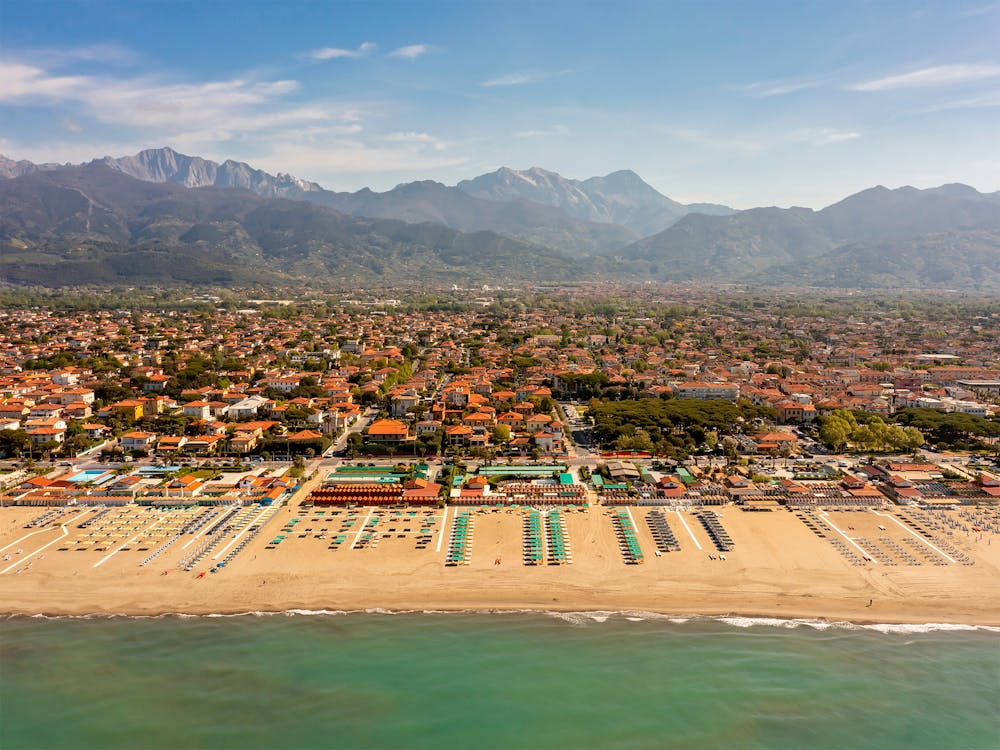 Veduta aerea di Forte dei Marmi con le Apuane sullo sfondo
