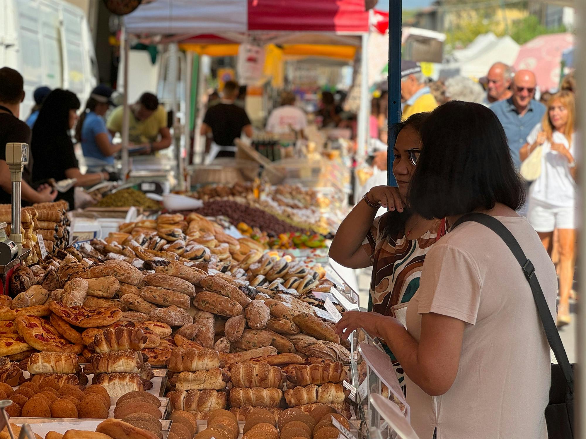 Le bancarelle dei dolciumi alla fiera di Sant'Ermete 2024
