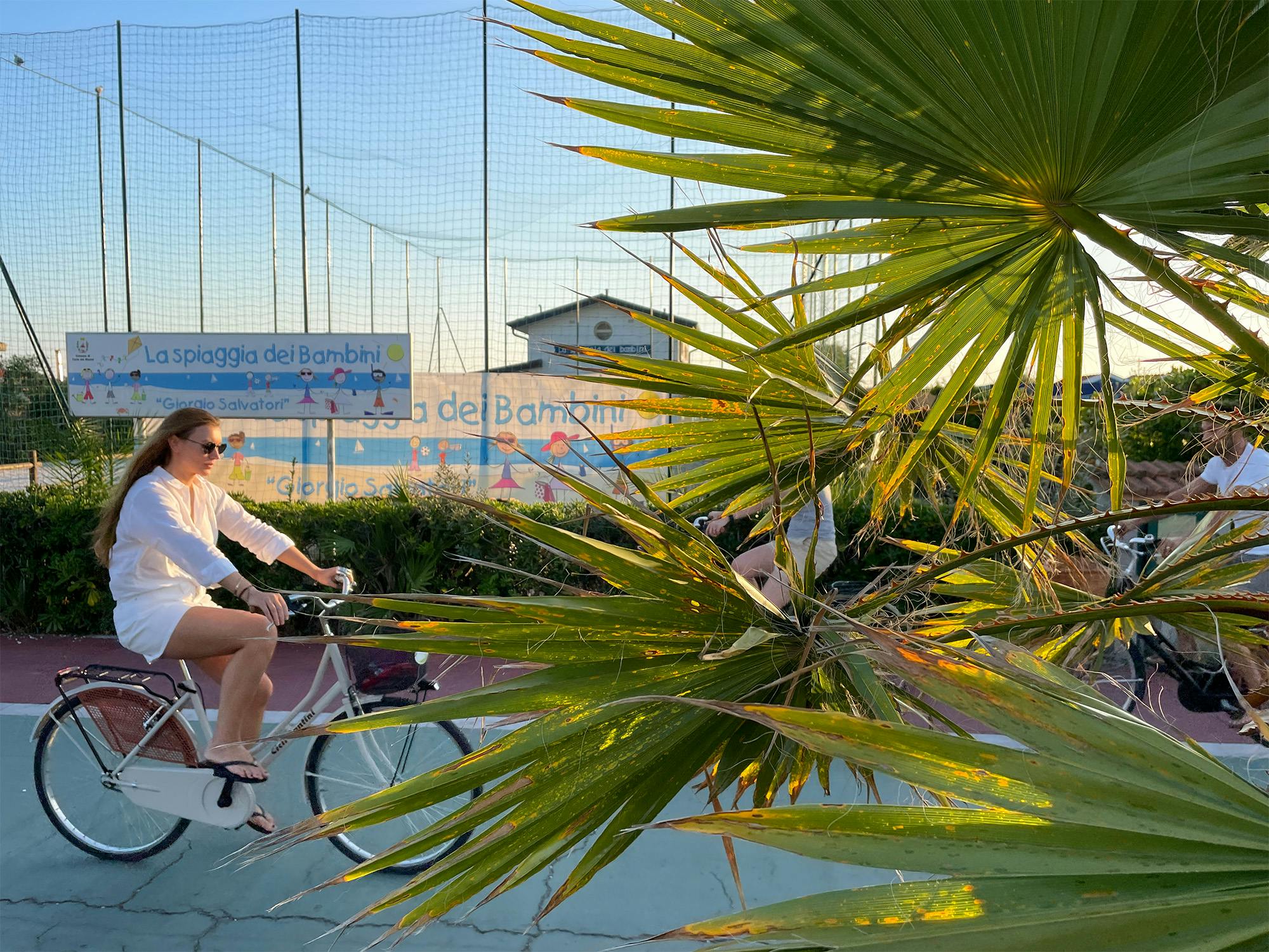 In bici sul lungomare di Forte dei Marmi