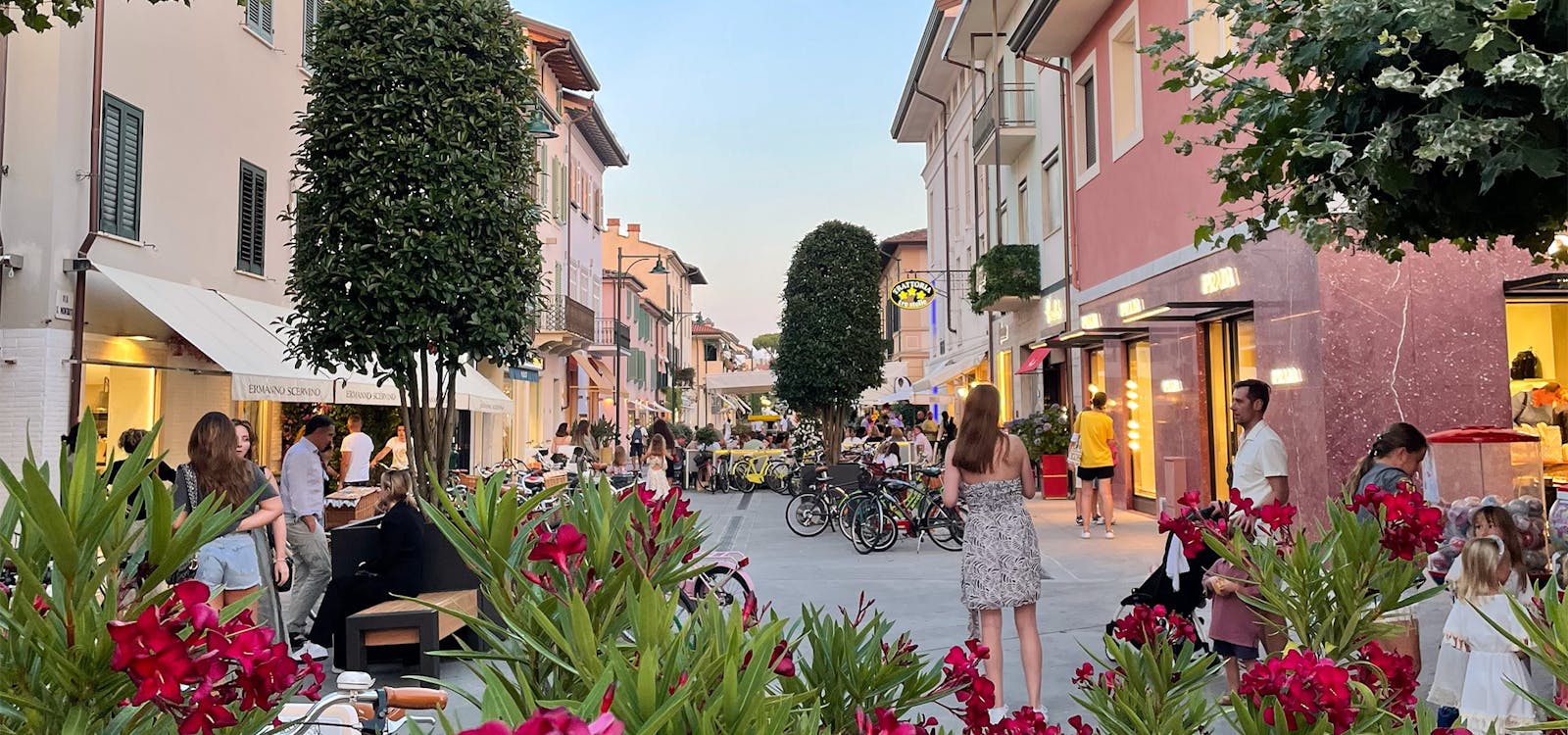 Il centro di Forte dei Marmi in una serata estiva Il centro di Forte dei Marmi in una serata estiva