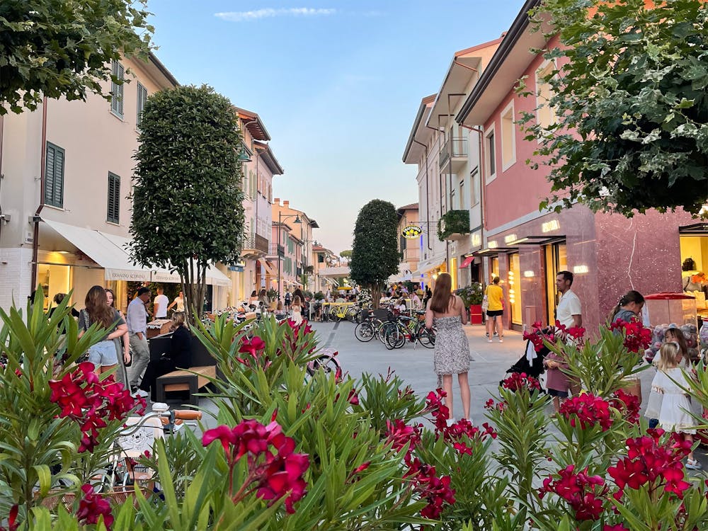 Il centro di Forte dei Marmi in una serata estiva Il centro di Forte dei Marmi in una serata estiva