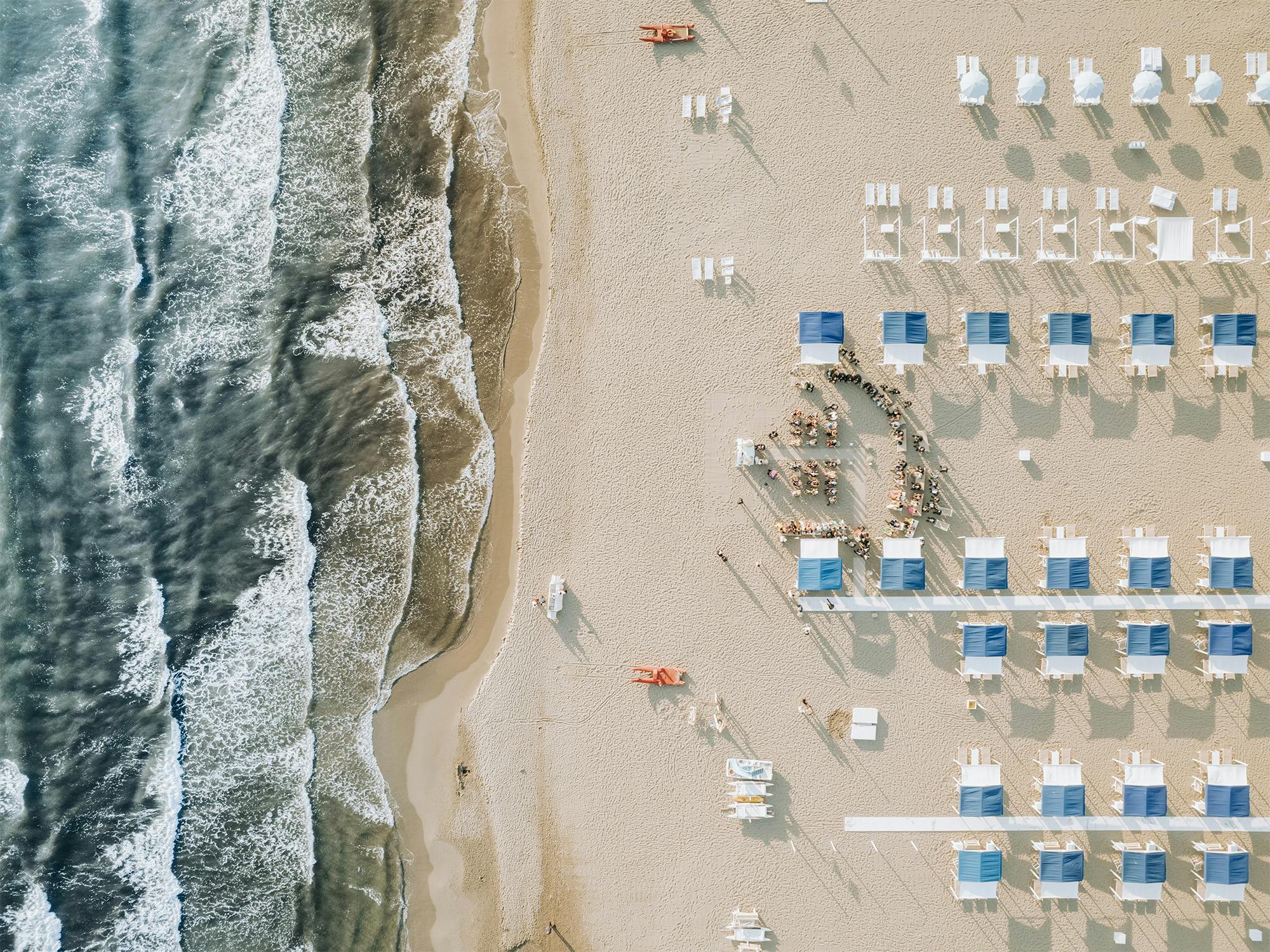 Una veduta aerea della spiaggia di Forte dei Marmi