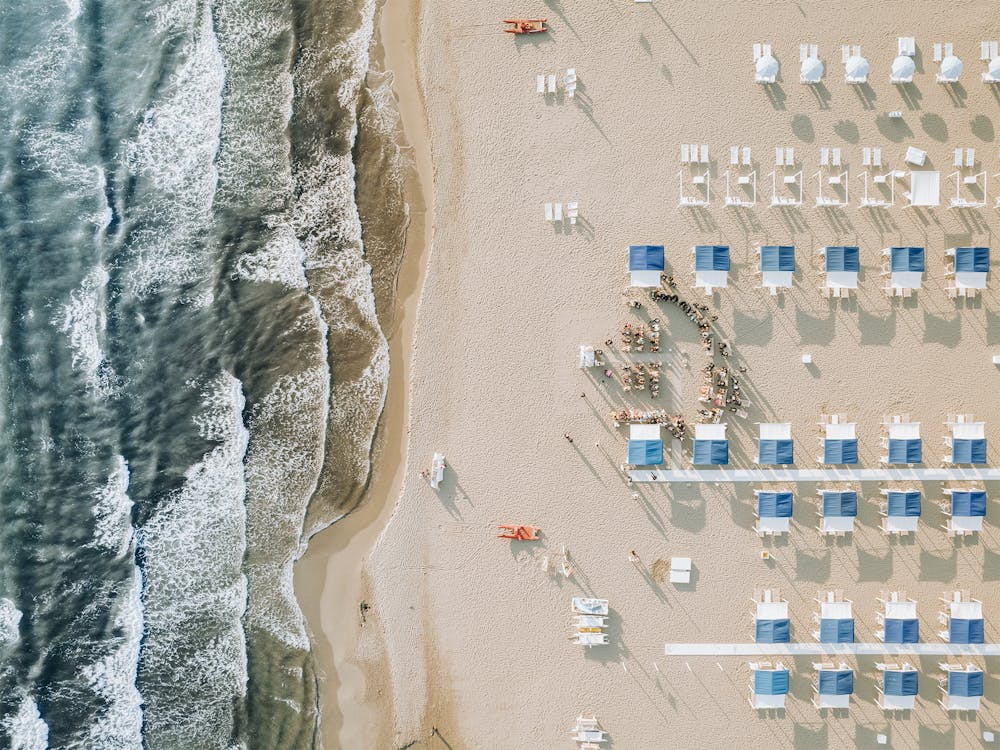 Una veduta aerea della spiaggia di Forte dei Marmi