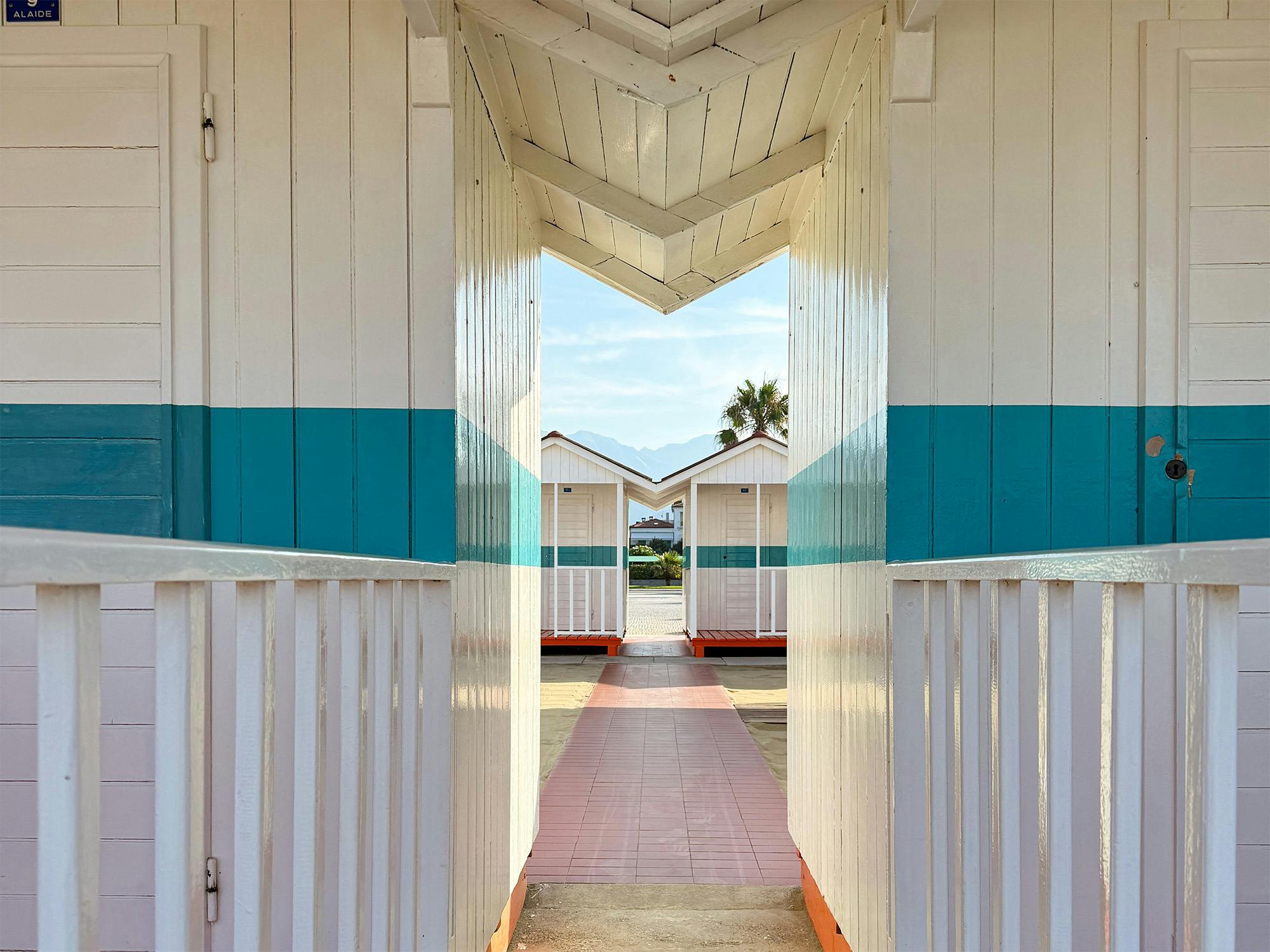 La geometrica eleganza delle cabine del Forte