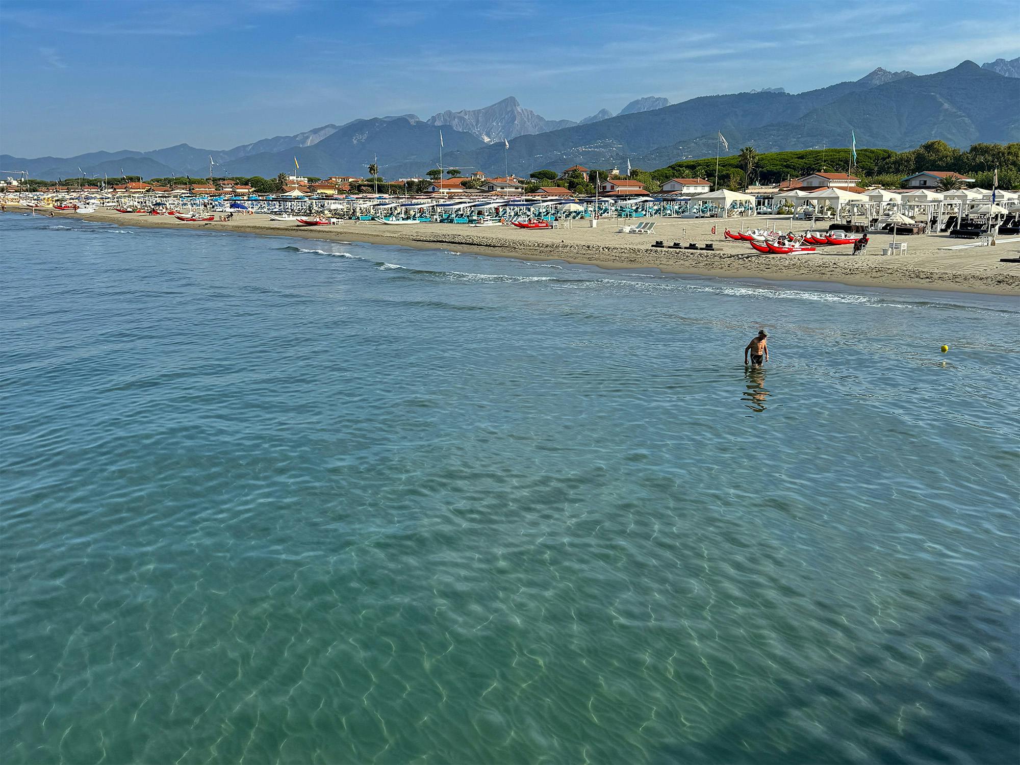 Acqua pulita e servizi di prim'ordine in spiaggia a Forte dei Marmi