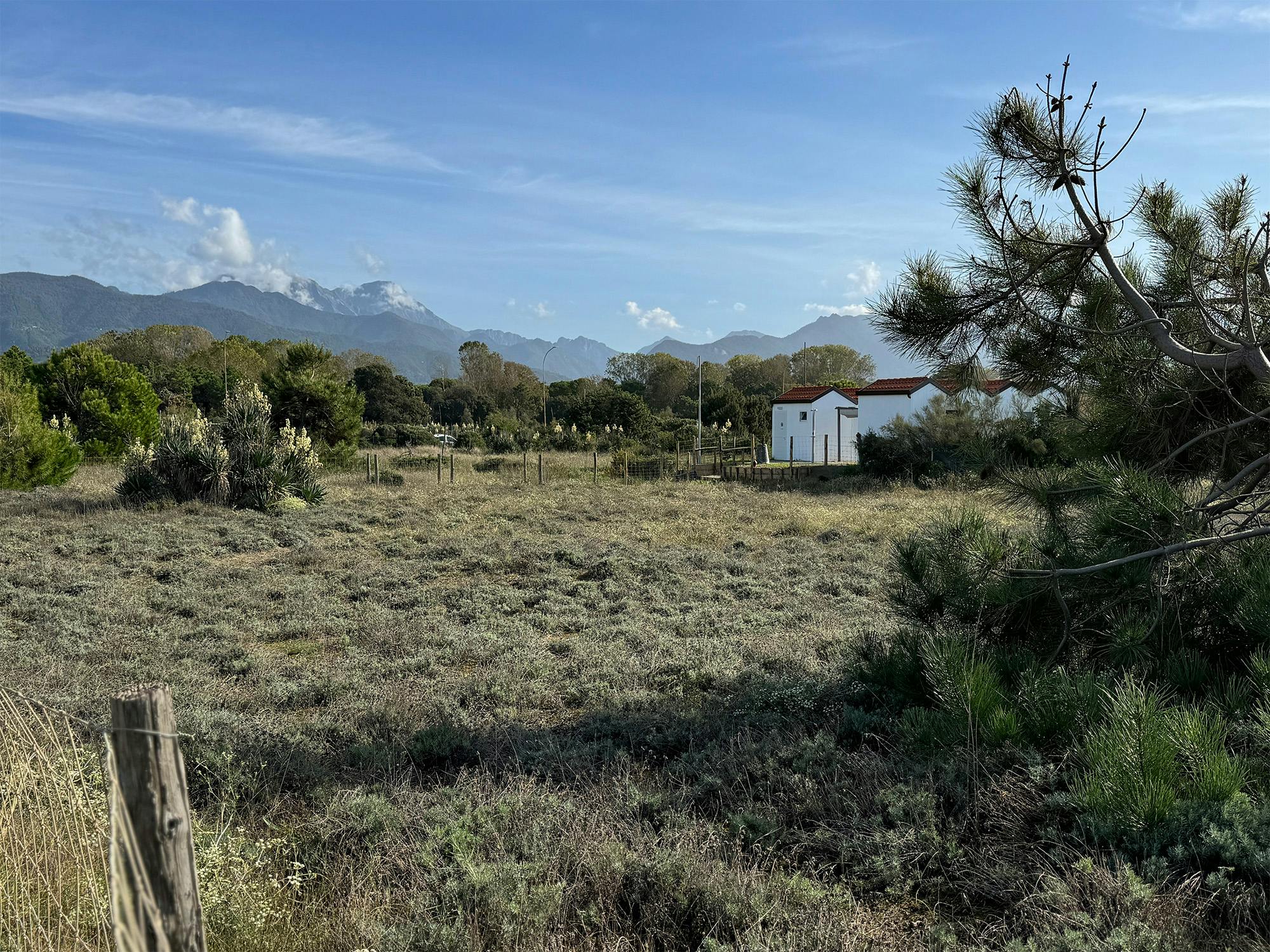 Vista verso le Apuane dalla spiaggia libera di Forte dei Marmi a metà ottobre