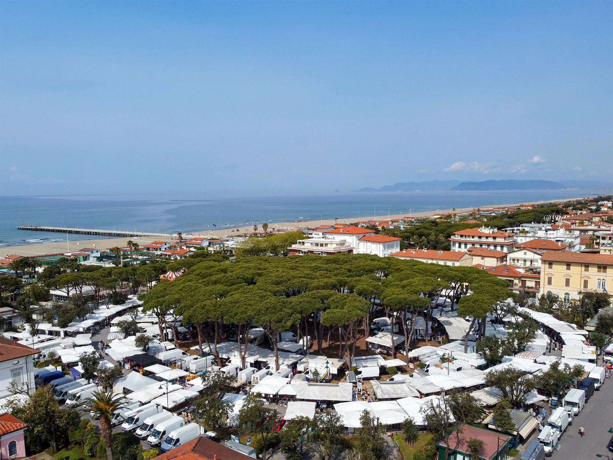 Piazza Marconi a Forte dei Marmi in un giorno di mercato invernale