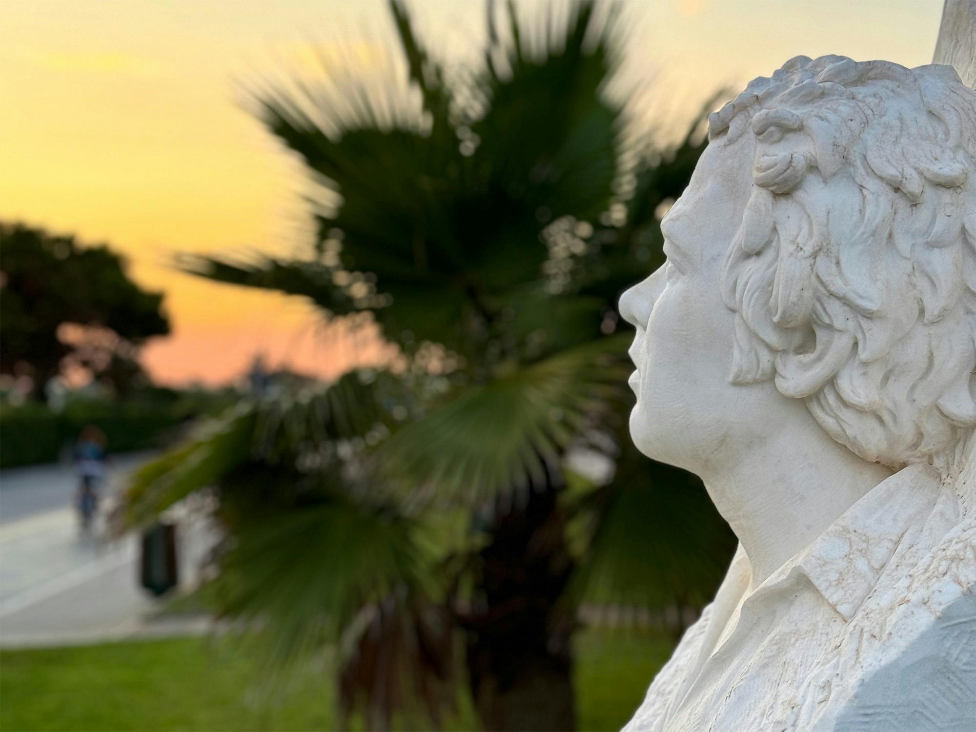 Il busto di Renato Salvatori presso la Capannina di Franceschi