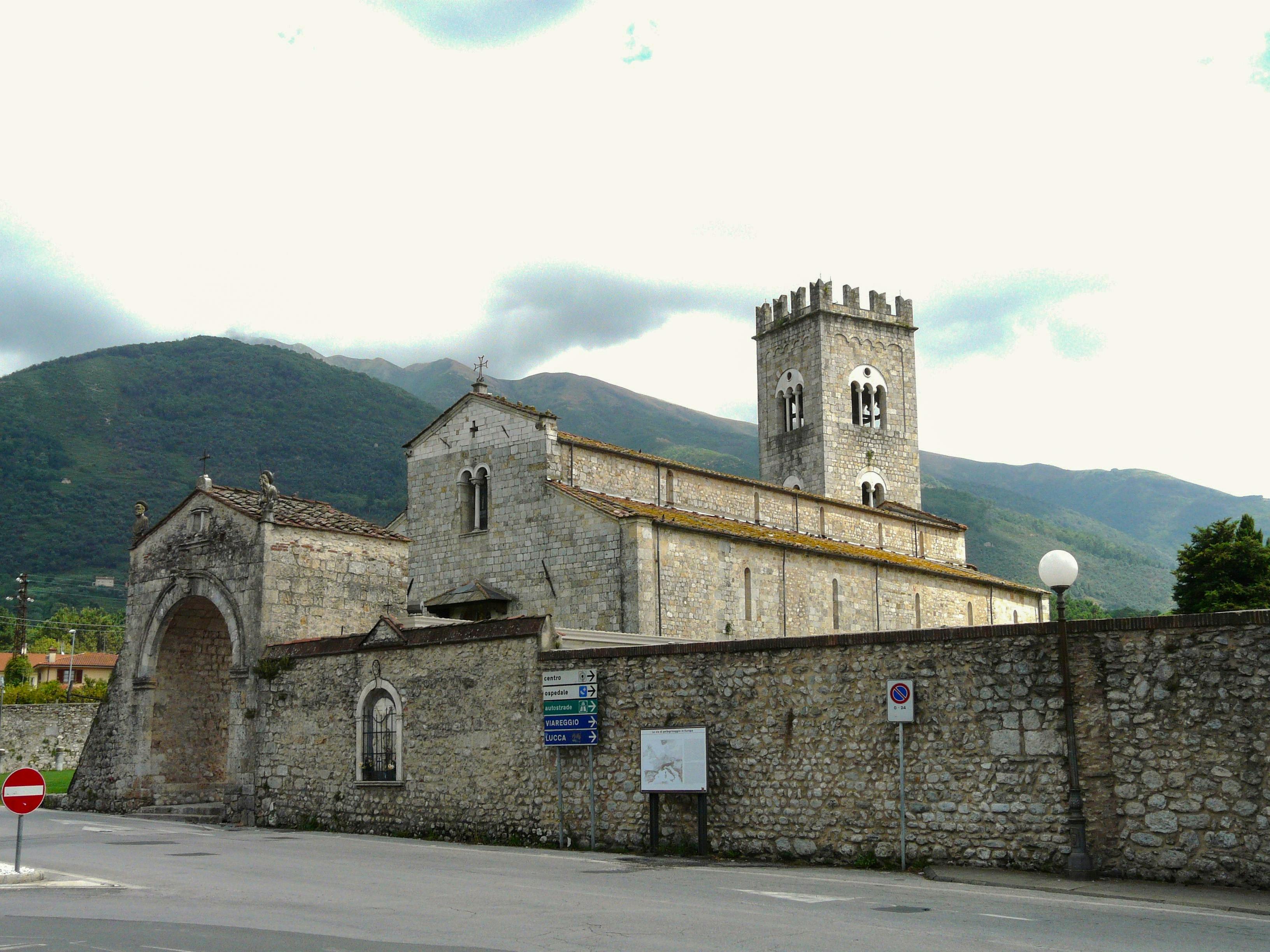 Complesso della badia di San Pietro a Camaiore