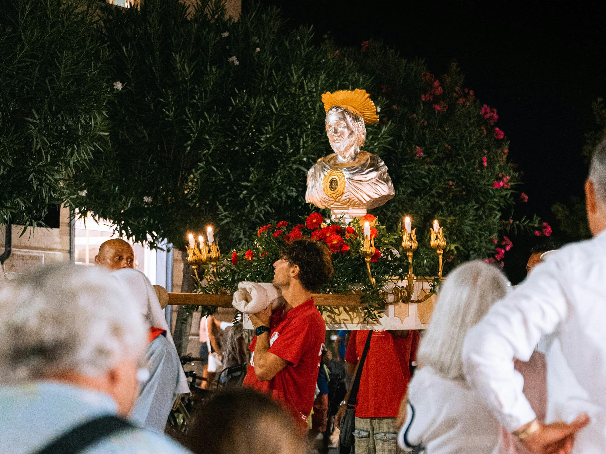 L'effige di Sant'Ermete portata in processione per la festa del patrono
