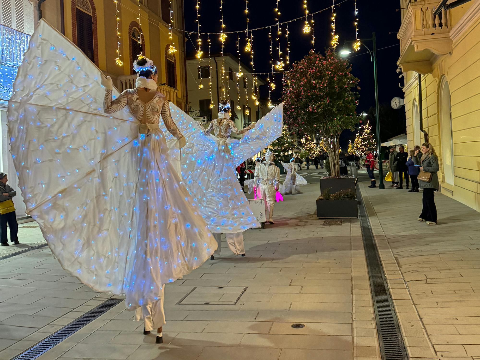 Giochi di luci natalizie nelle strade del centro cittadino
