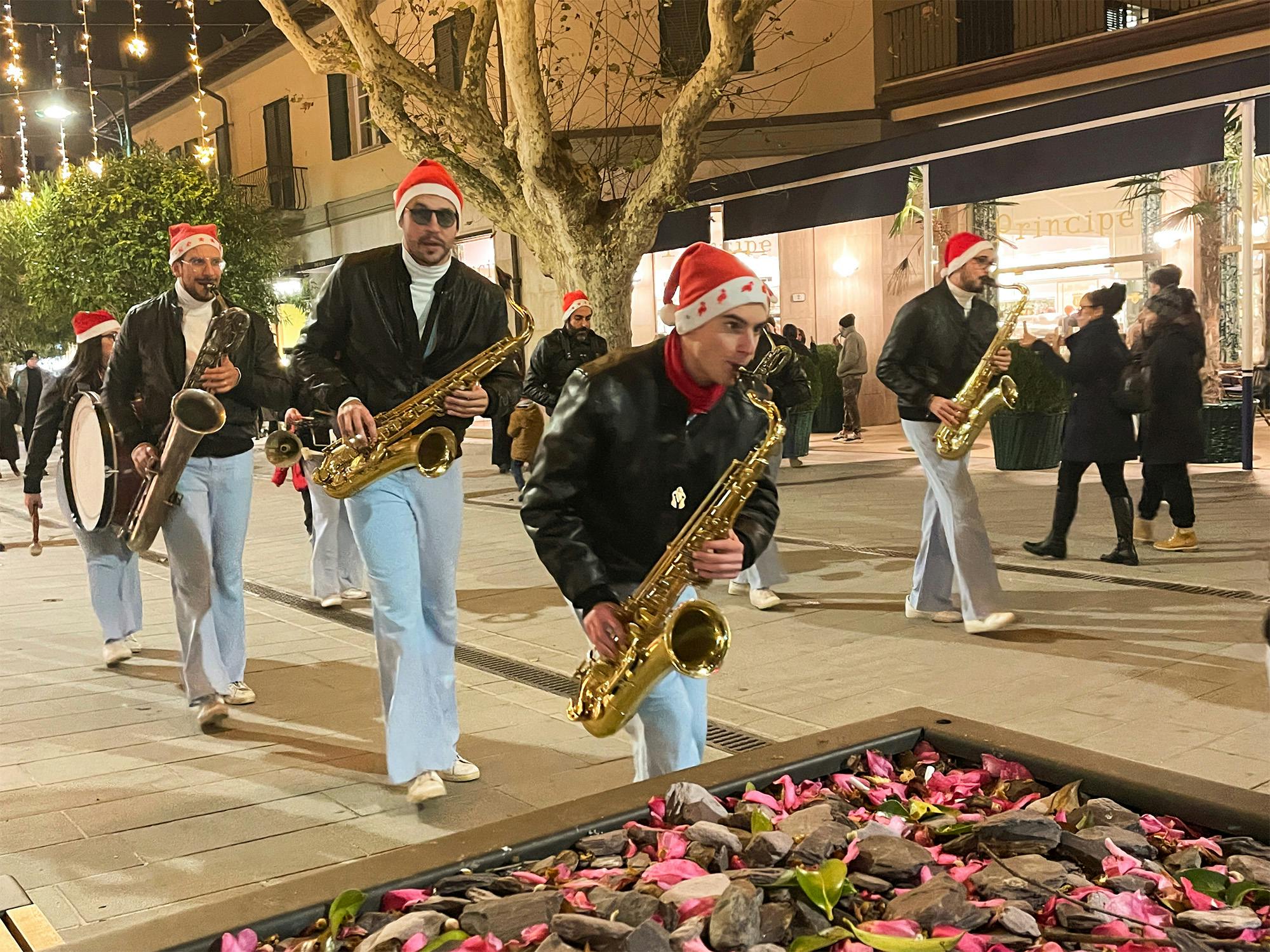 Musica e festa in strada per le feste natalizie a Forte dei Marmi