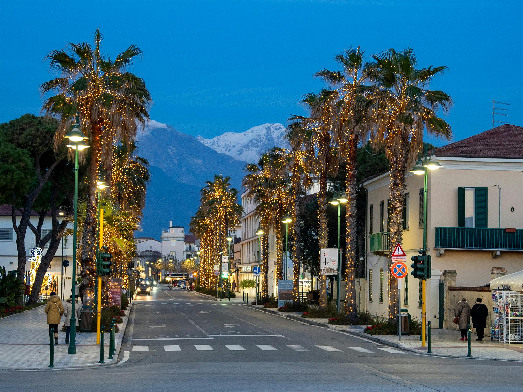 Luci natalizie in centro a Forte dei Marmi e neve sulle Apuane