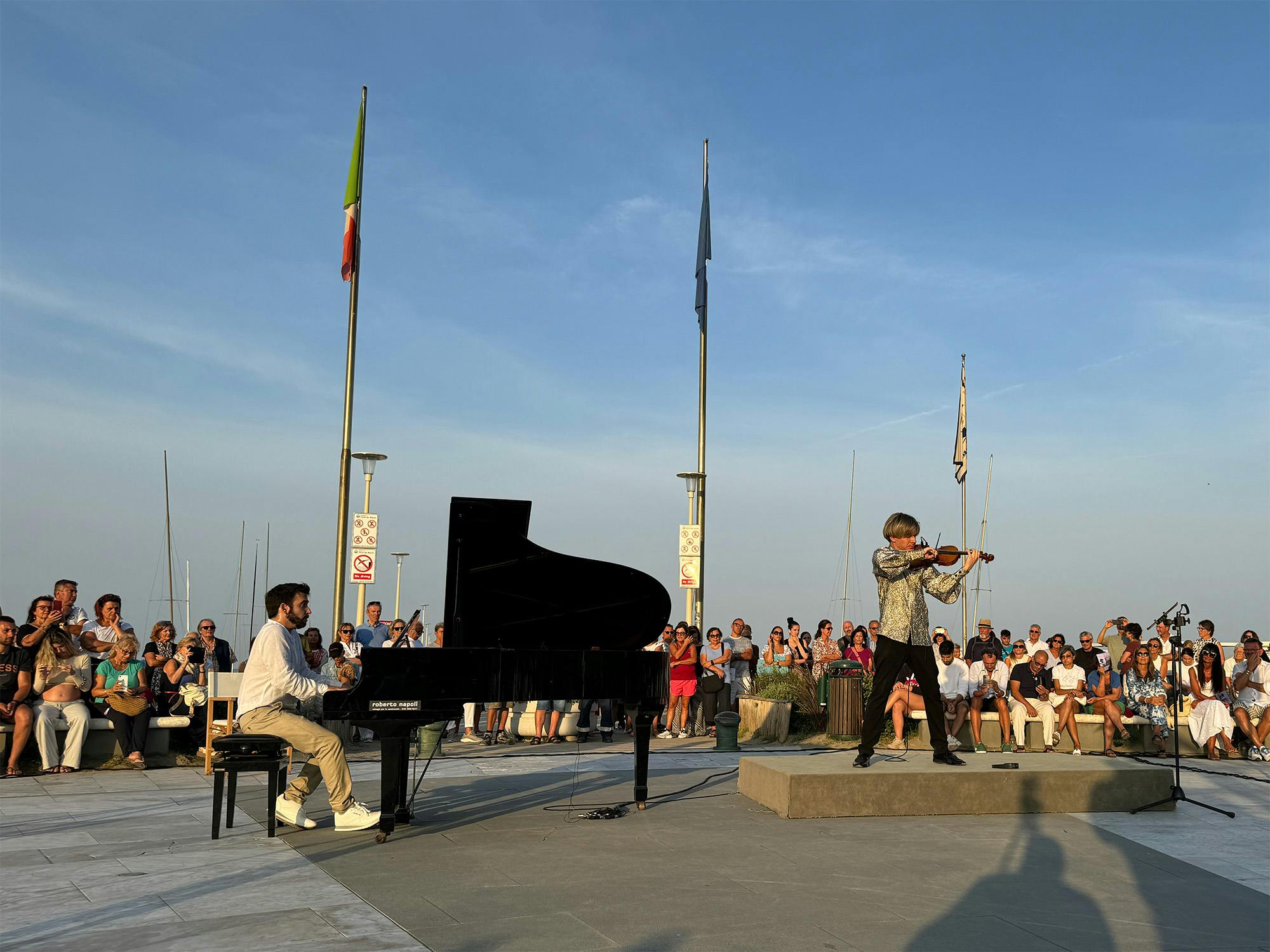 Concerto all'alba sul pontile di  Forte dei Marmi nel giorno di Ferragosto