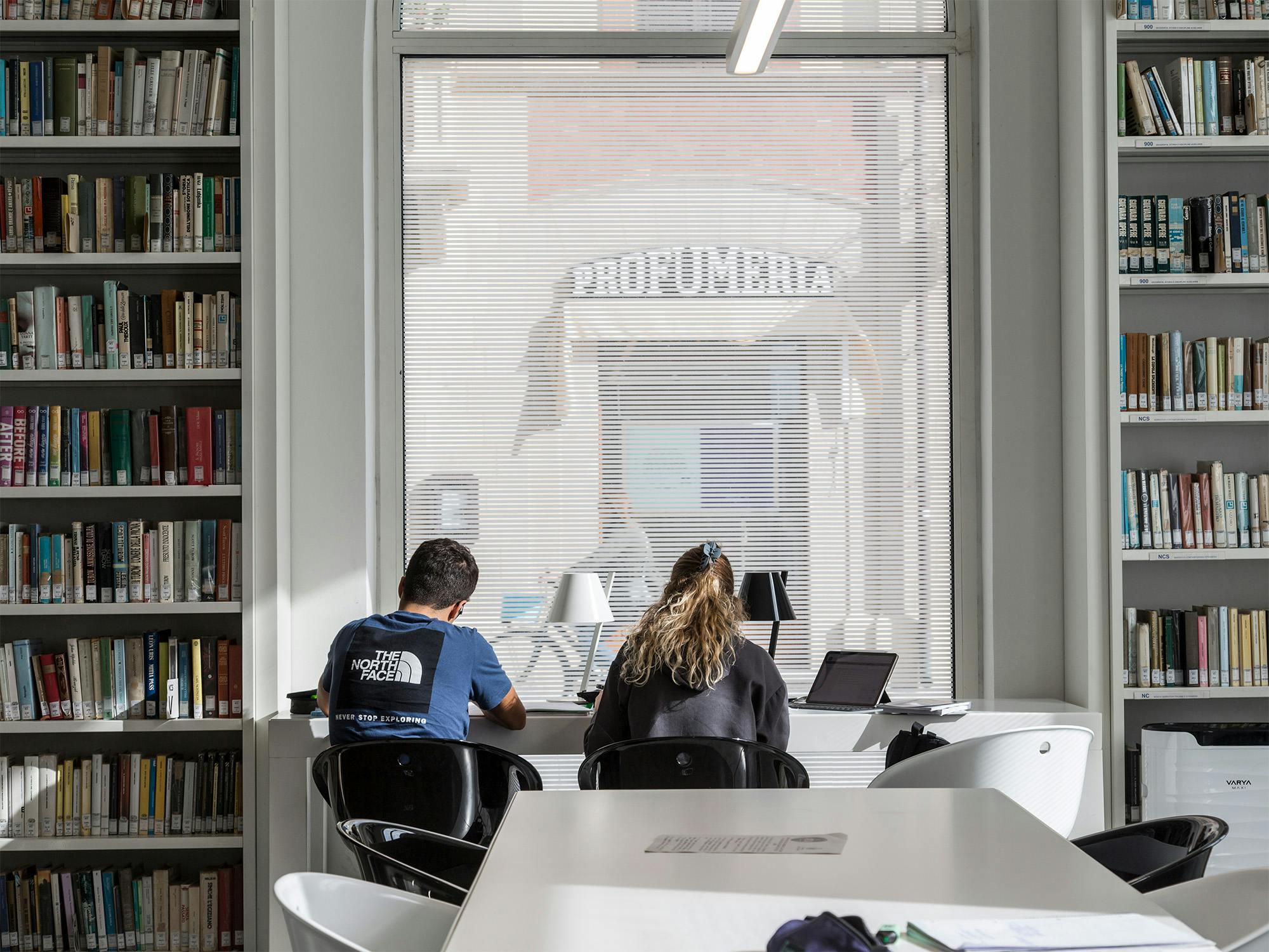 Studenti nella moderna biblioteca comunale "Lorenzo Quartieri" di Forte dei Marmi