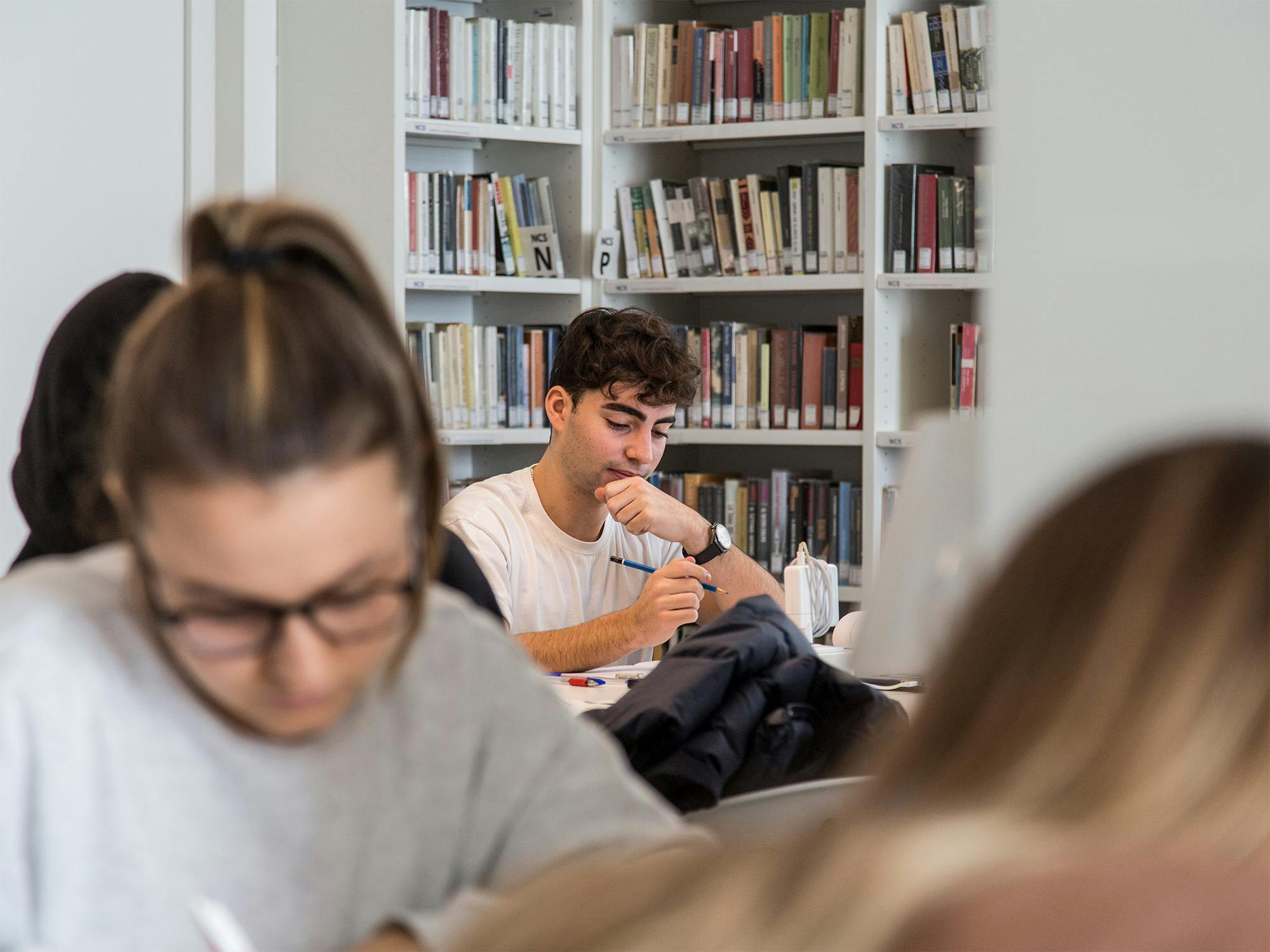 Studenti nella moderna biblioteca comunale "Lorenzo Quartieri" di Forte dei Marmi
