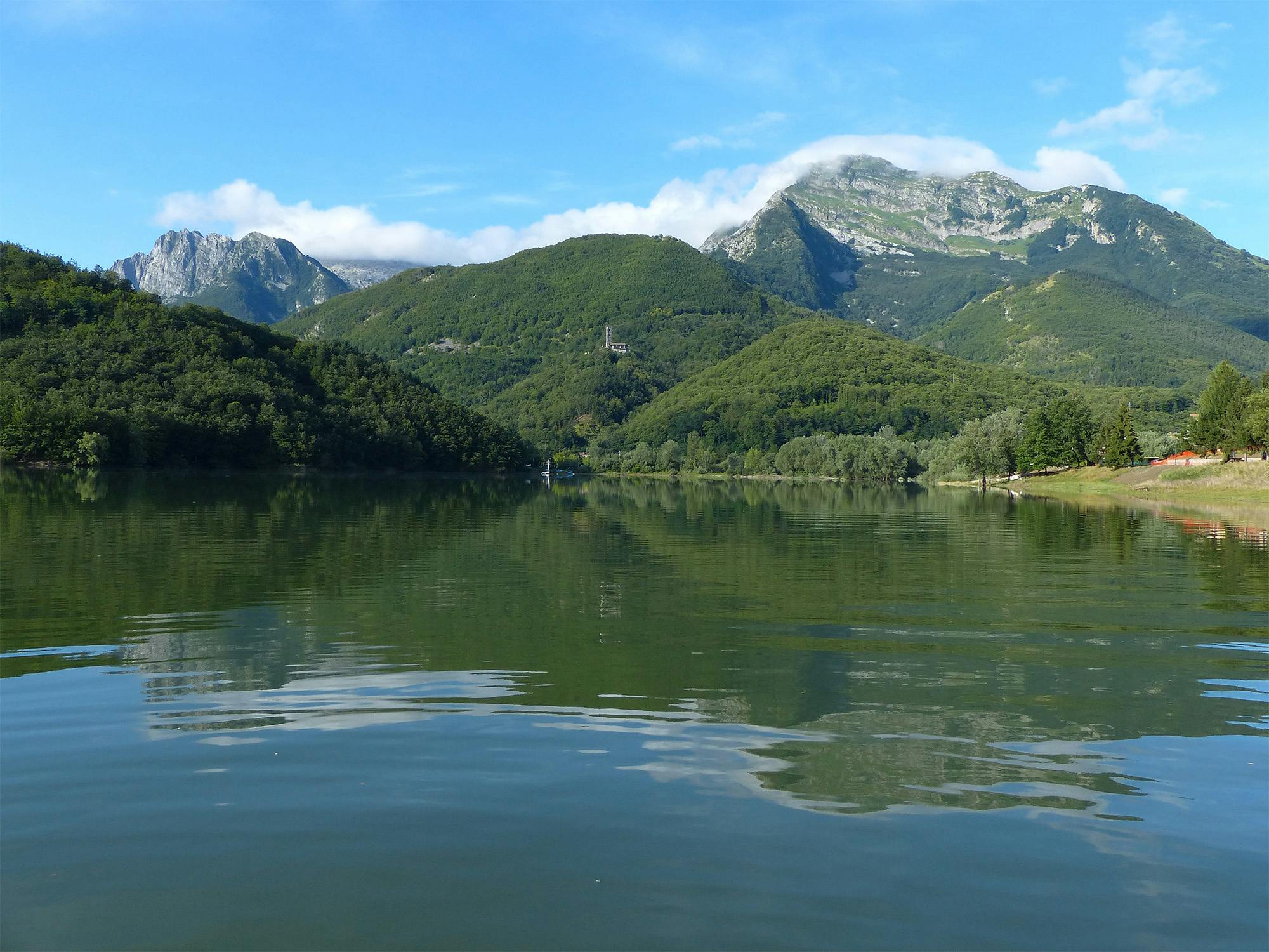 Il lago di Gramolazzo. Sullo sfondo a destra il Pisanino. a sinistra il Roccandagia