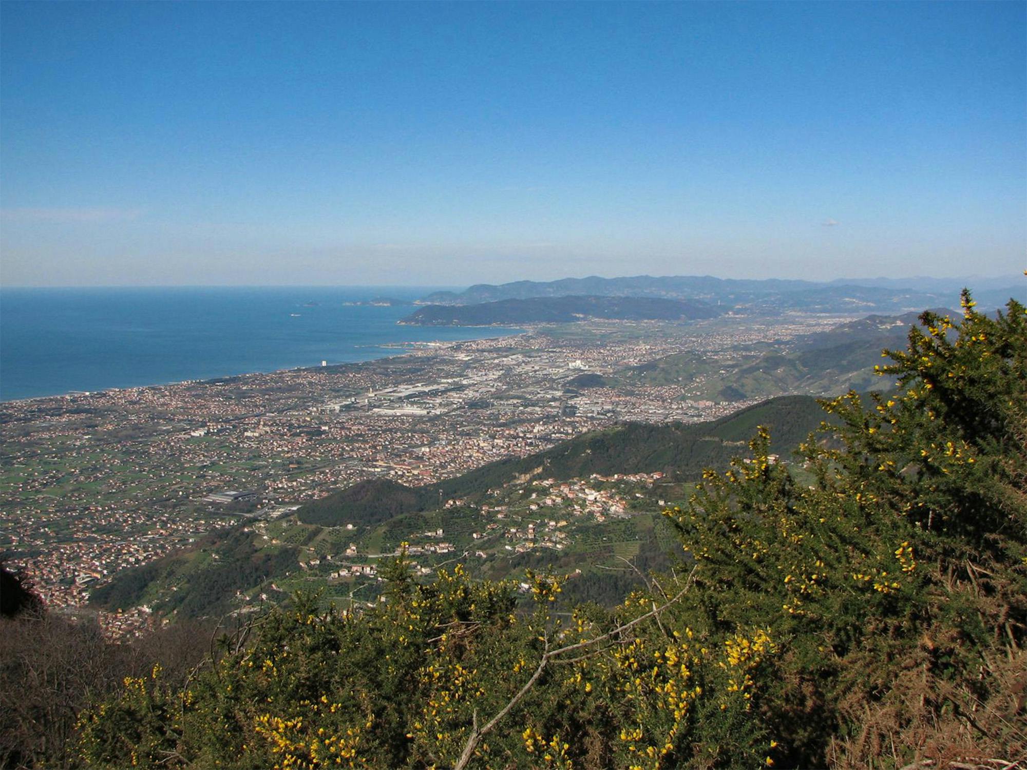 Panorama sulla costa apuo-versiliese dai primi rilievi collinari