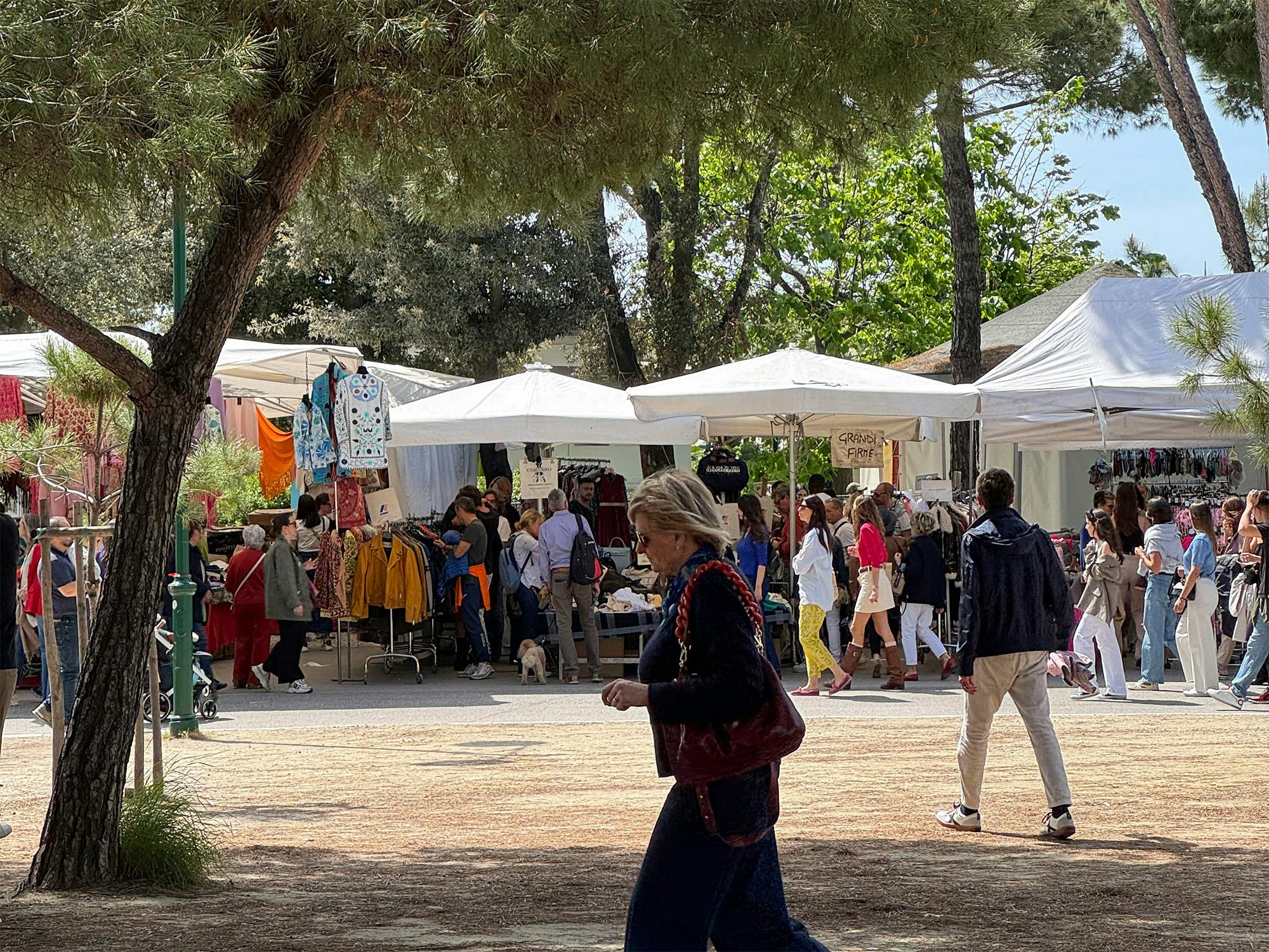 Il mercato domenicale in piazza Marconi in primavera