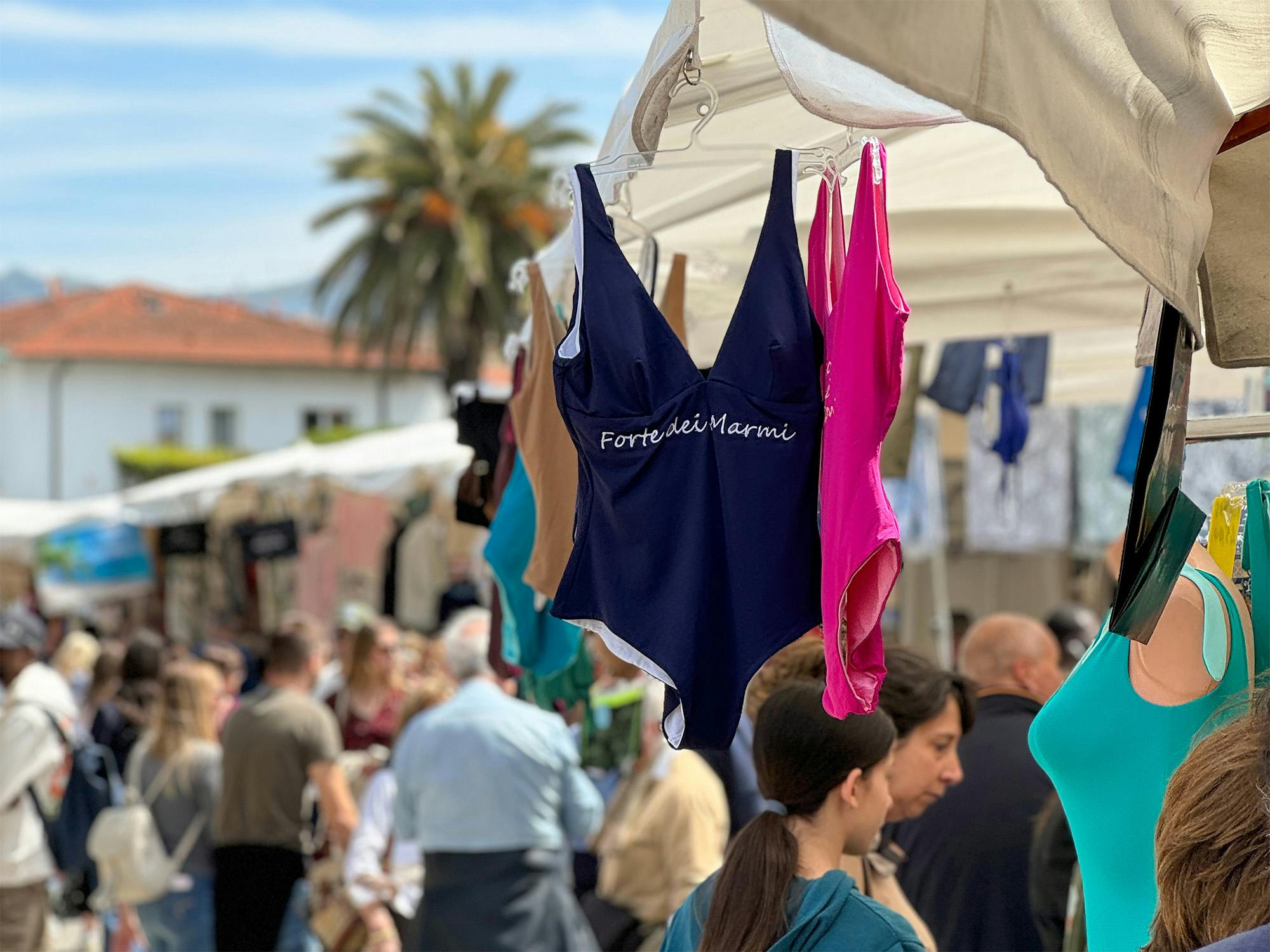 Il mercato estivo della domenica a Forte dei Marmi