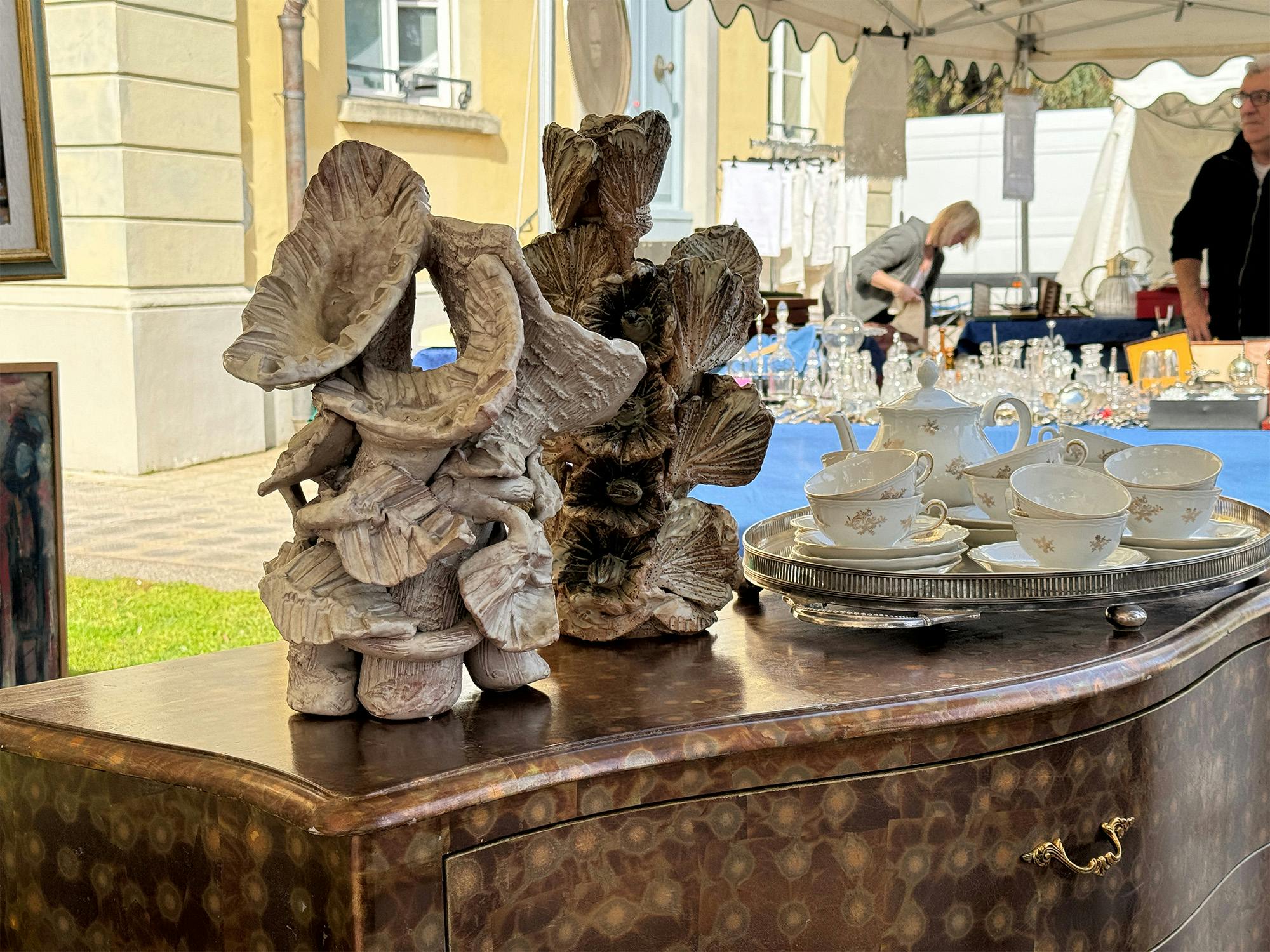 Il mercato dell'Antiquariato di piazza Dante a Forte dei Marmi