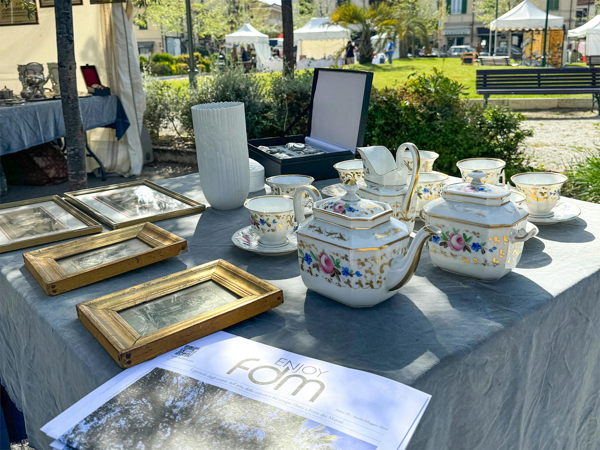 Il mercato dell'Antiquariato di piazza Dante a Forte dei Marmi
