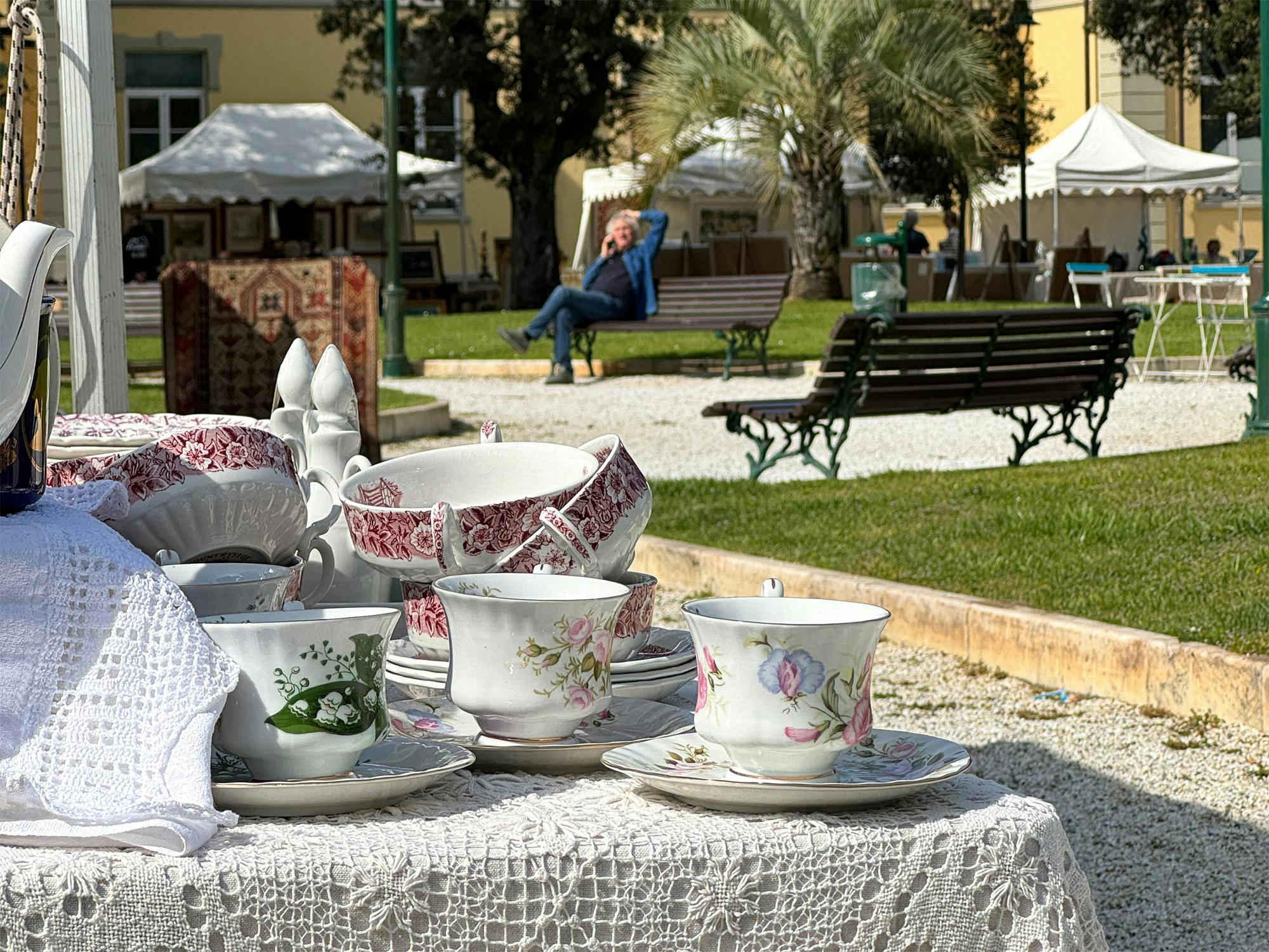 Il mercato dell'Antiquariato di piazza Dante a Forte dei Marmi
