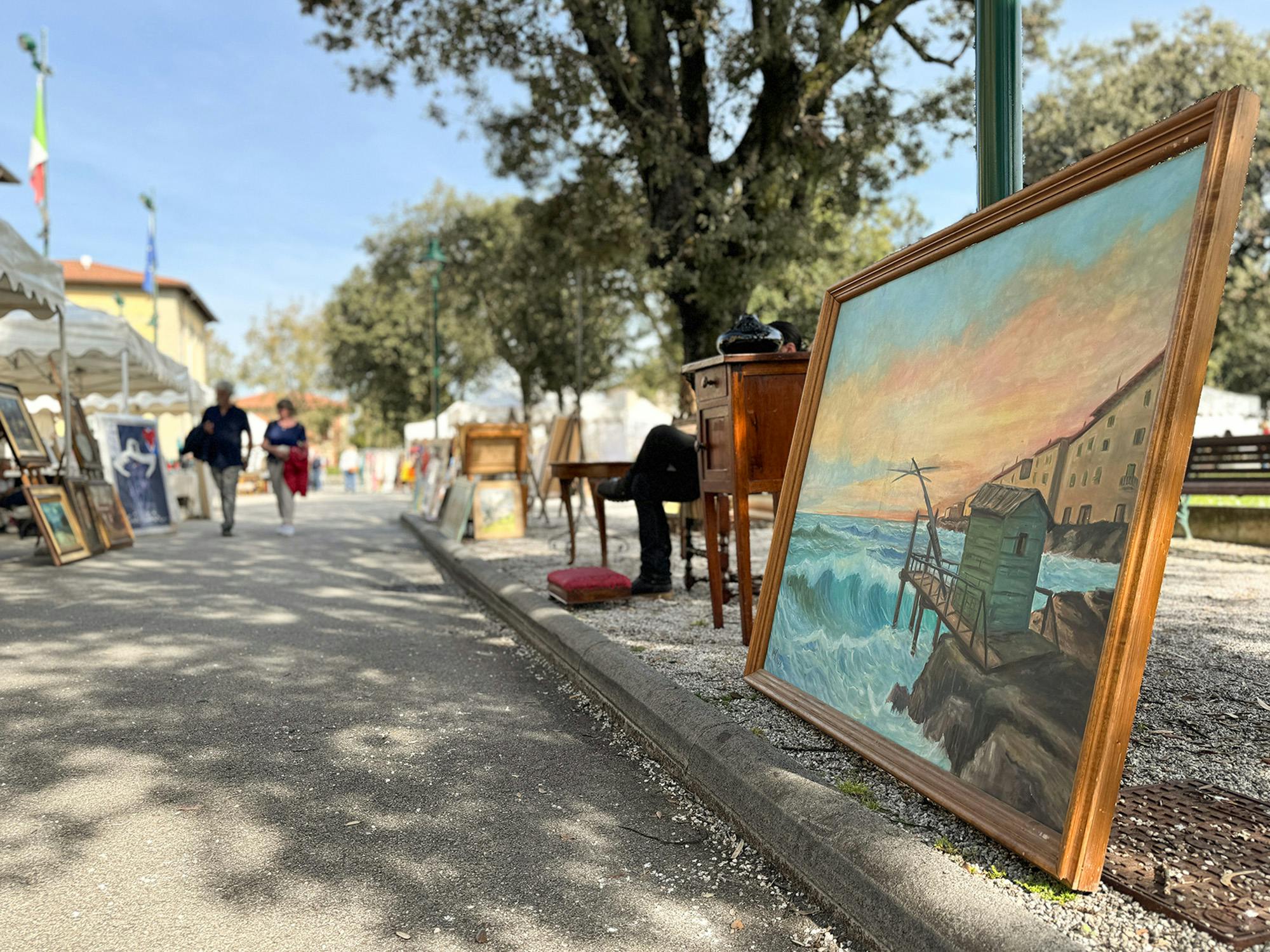 Il mercato dell'Antiquariato di piazza Dante a Forte dei Marmi