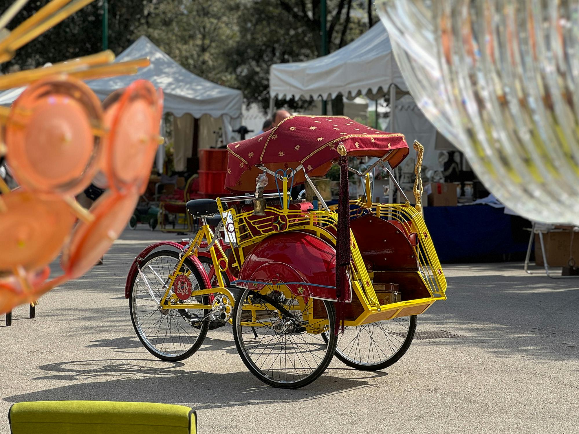 Il mercato dell'Antiquariato di piazza Dante a Forte dei Marmi