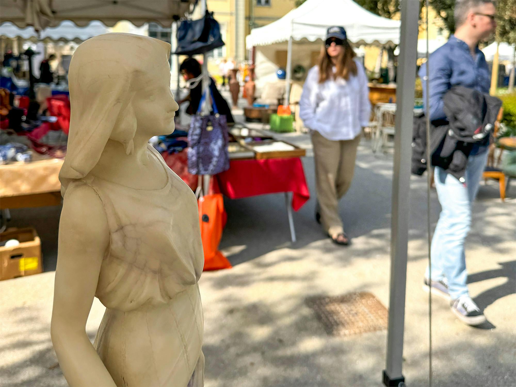 Il mercato dell'Antiquariato di piazza Dante a Forte dei Marmi