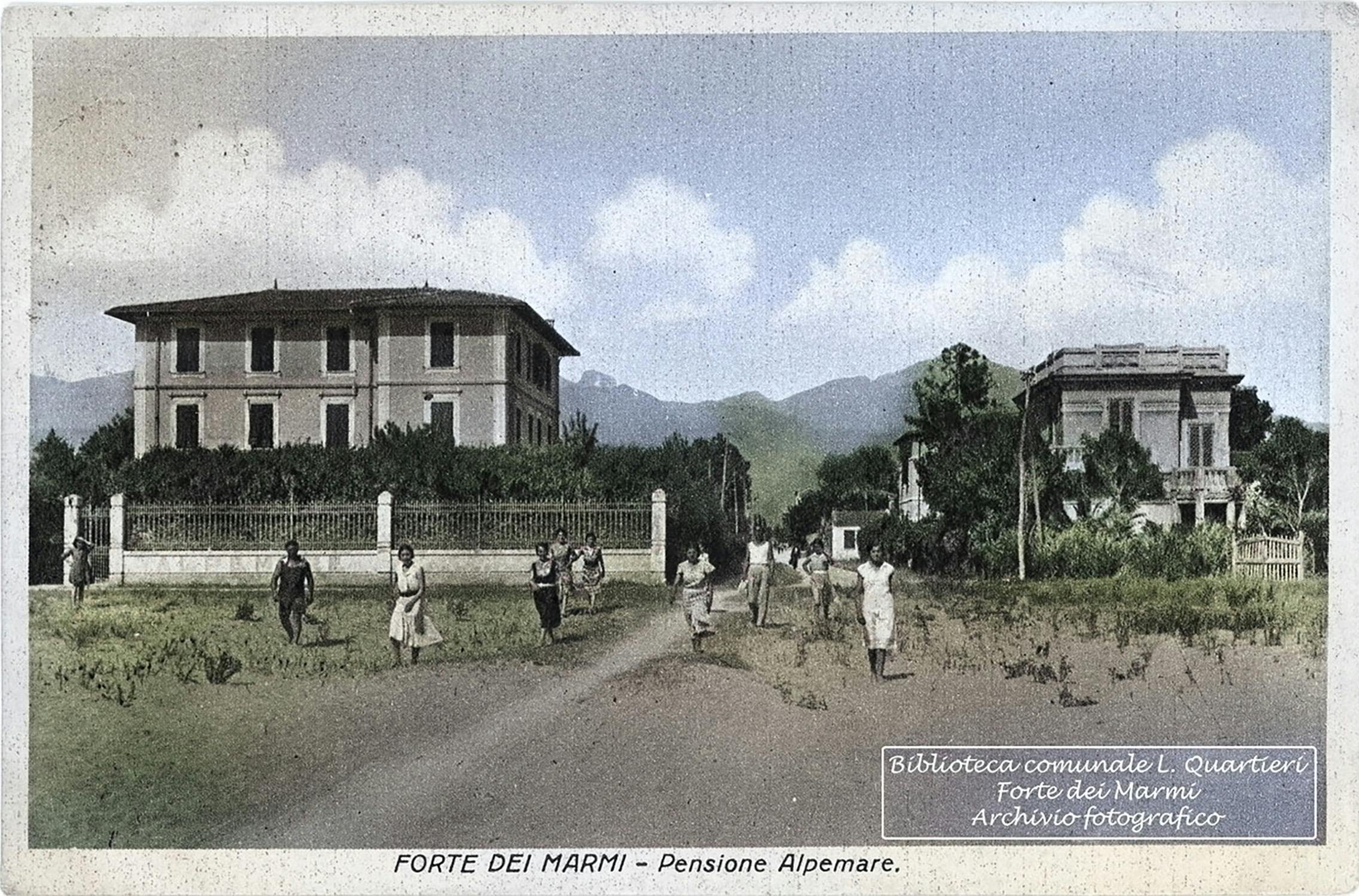 Pensione Alpemare. A destra Villa Soffici