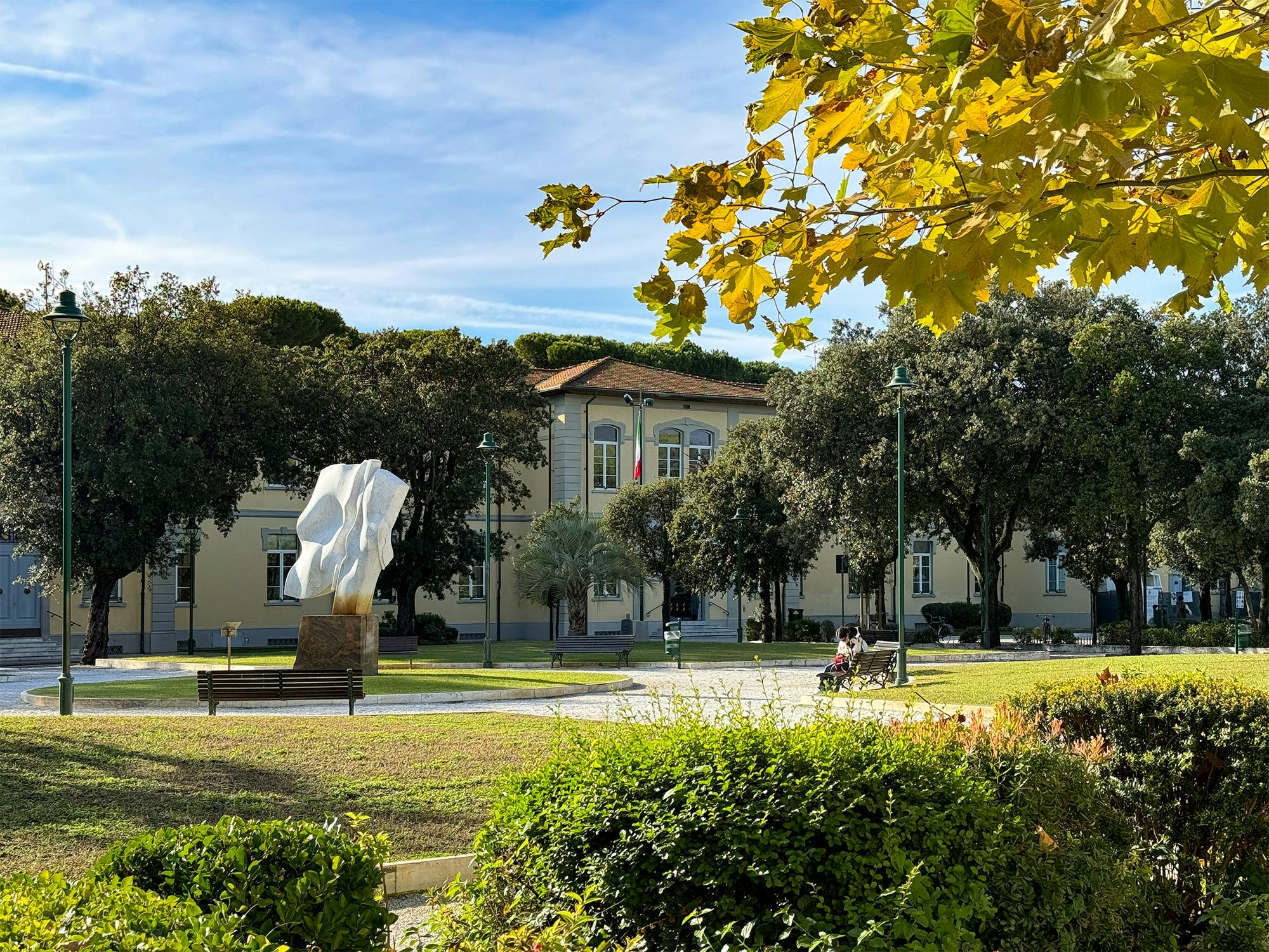 Uno scorcio di piazza Dante con il Municipio di Forte dei Marmi sullo sfondo