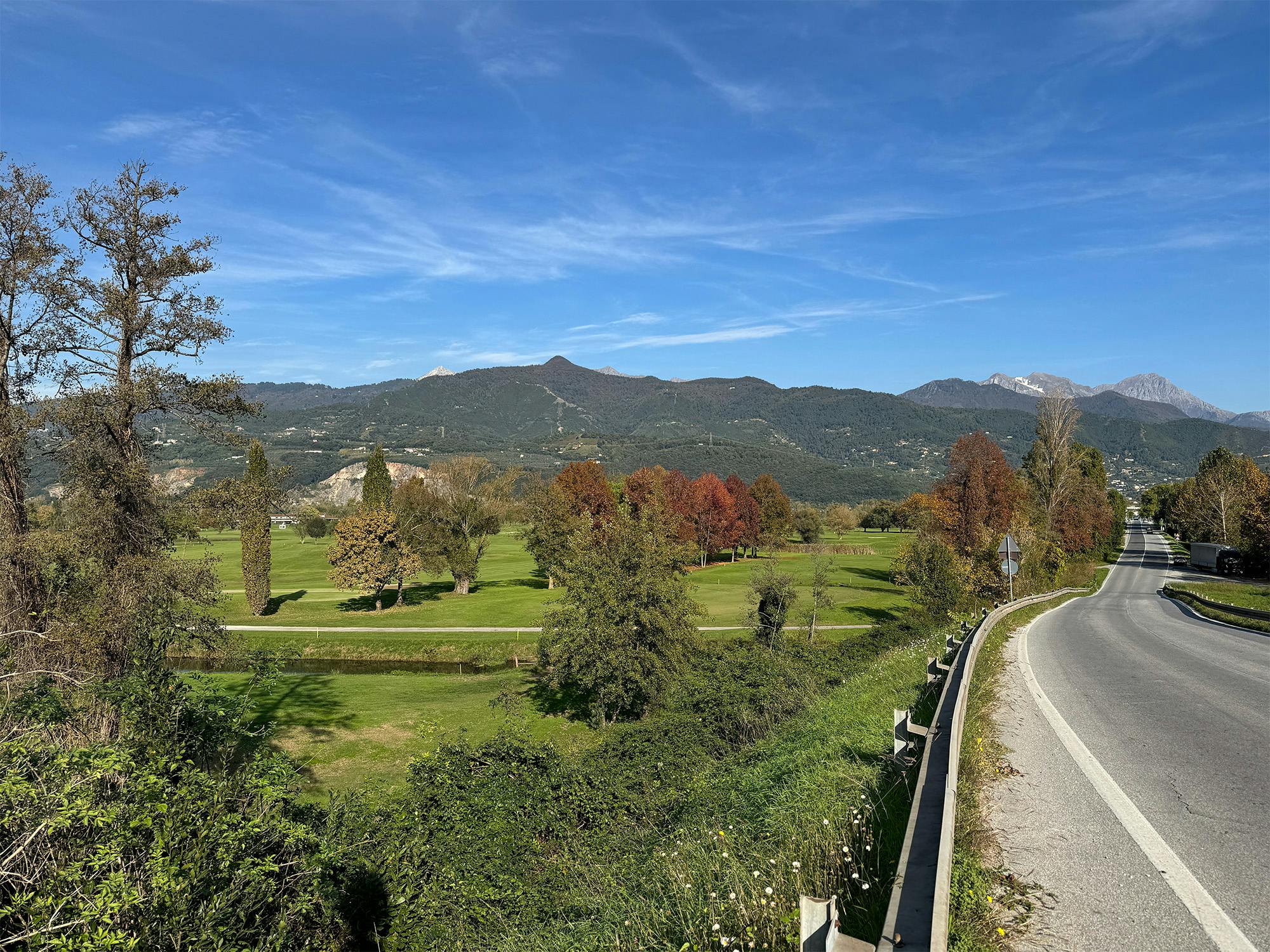Una veduta sulle colline e sulle Apuane dal cavalcavia di via Sipe a Vittoria Apuana