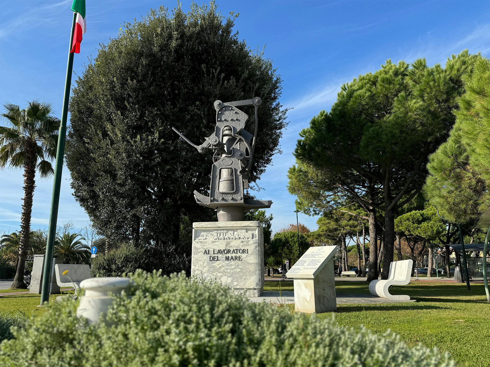 Il monumento alla "Mancina" dedicato ai lavoratori del mare
