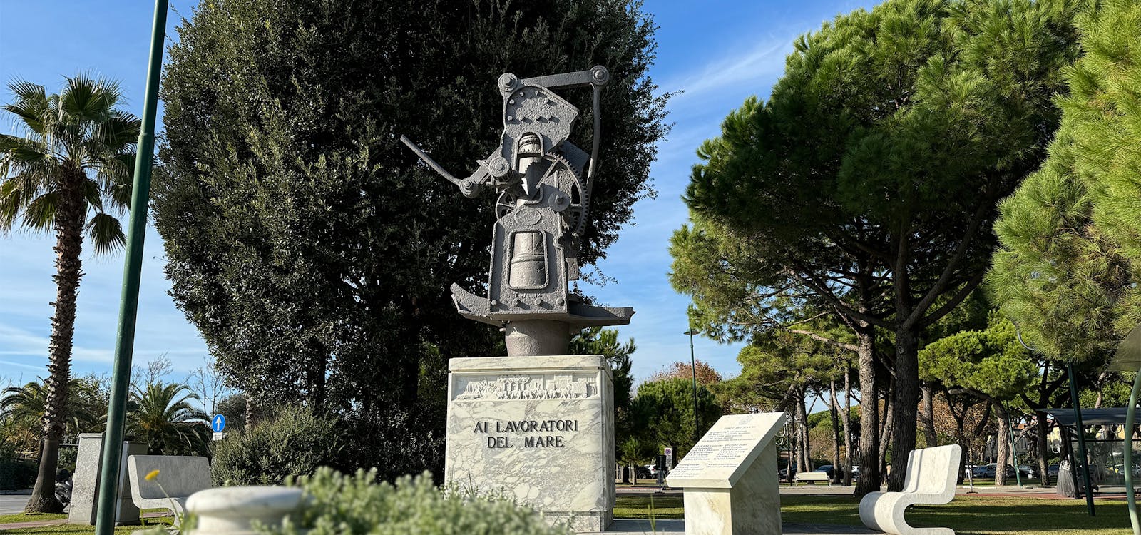Il monumento alla "Mancina" dedicato ai lavoratori del mare Il monumento alla "Mancina" dedicato ai lavoratori del mare