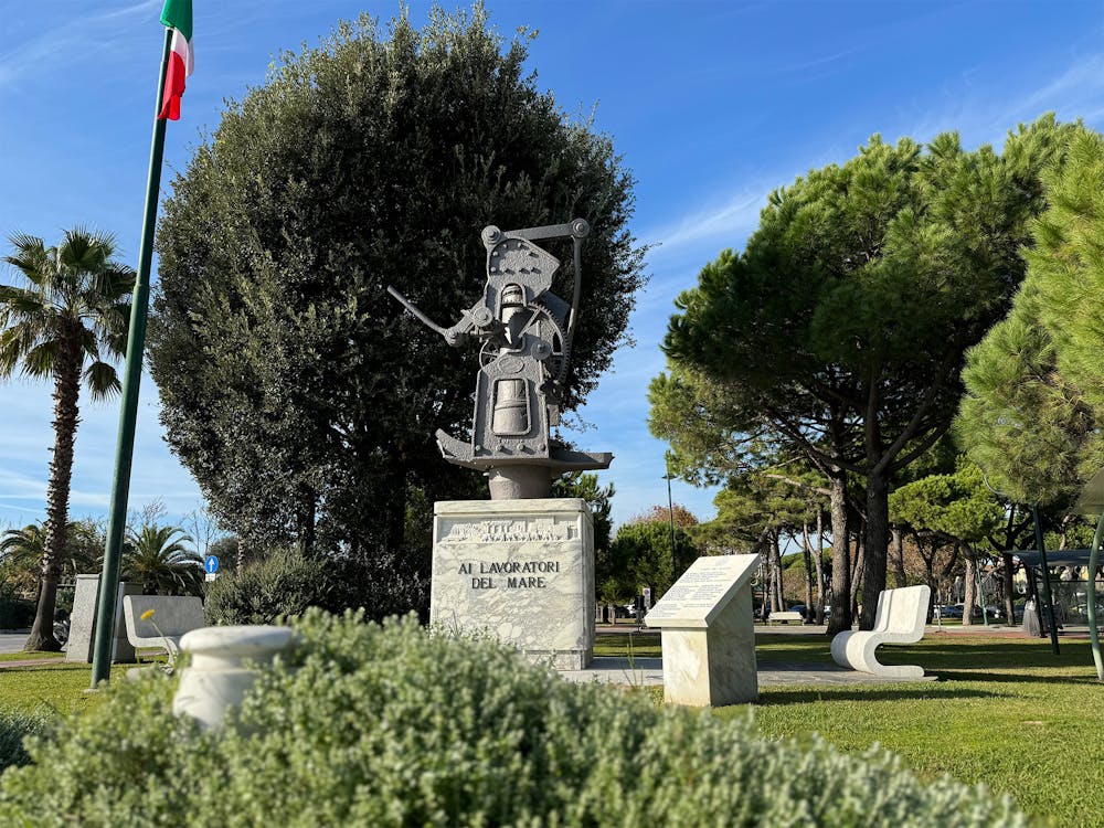 Il monumento alla "Mancina" dedicato ai lavoratori del mare