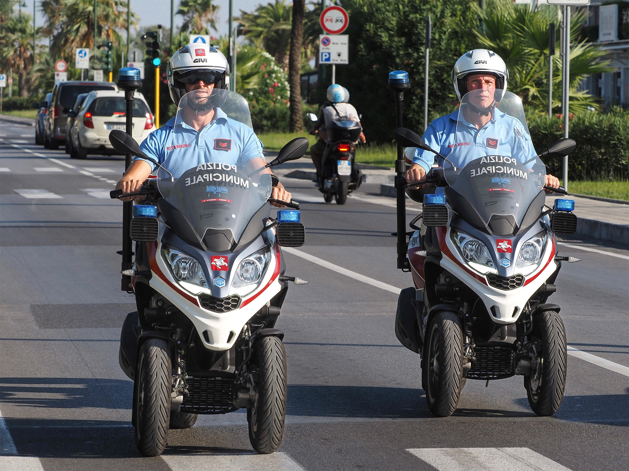 Una pattuglia della polizia municipale di Forte dei Marmi
