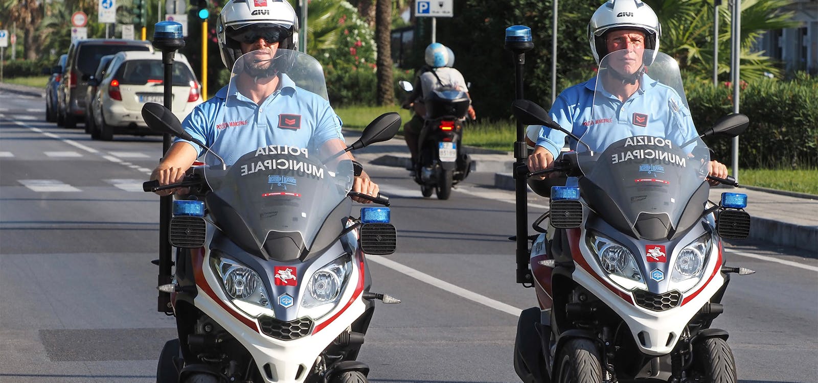 Una pattuglia della polizia municipale di Forte dei Marmi Una pattuglia della polizia municipale di Forte dei Marmi