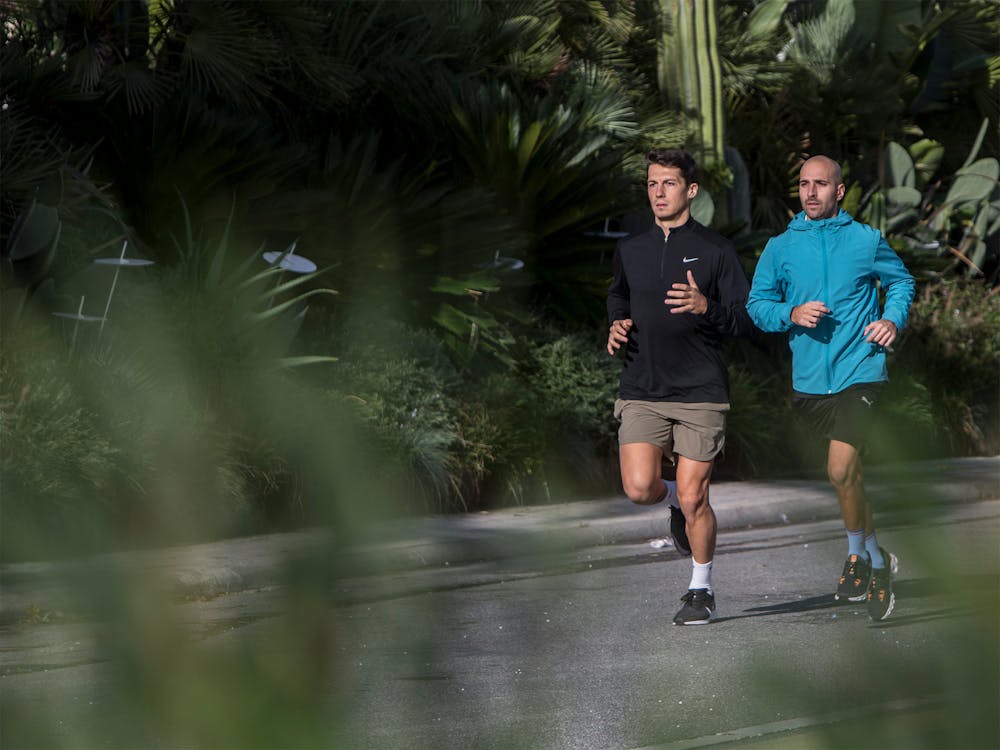 Jogging sul lungomare di Forte dei Marmi in autunno