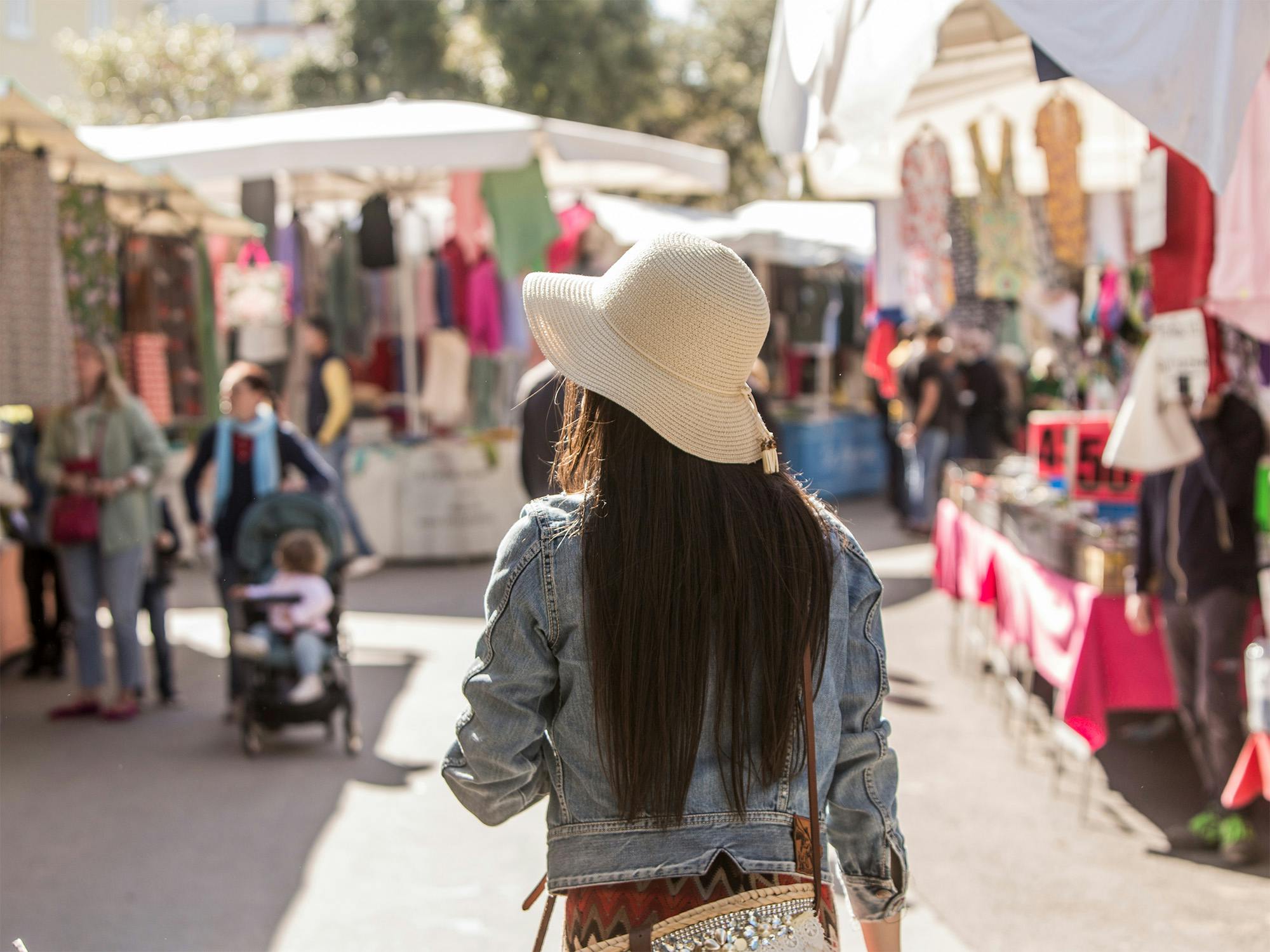 Al mercato del mercoledì in piazza Marconi a Forte dei Marmi