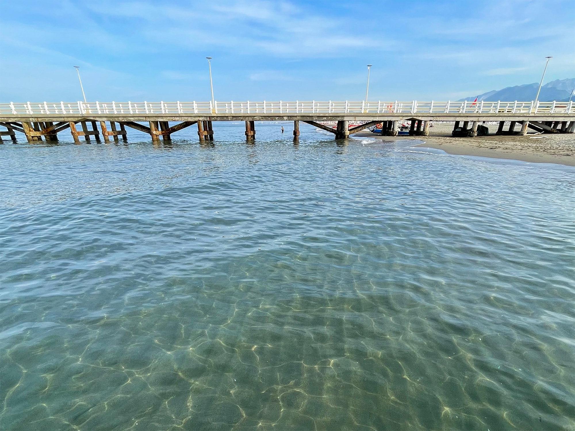 Le acque trasparenti della spiaggia di Forte dei Marmi